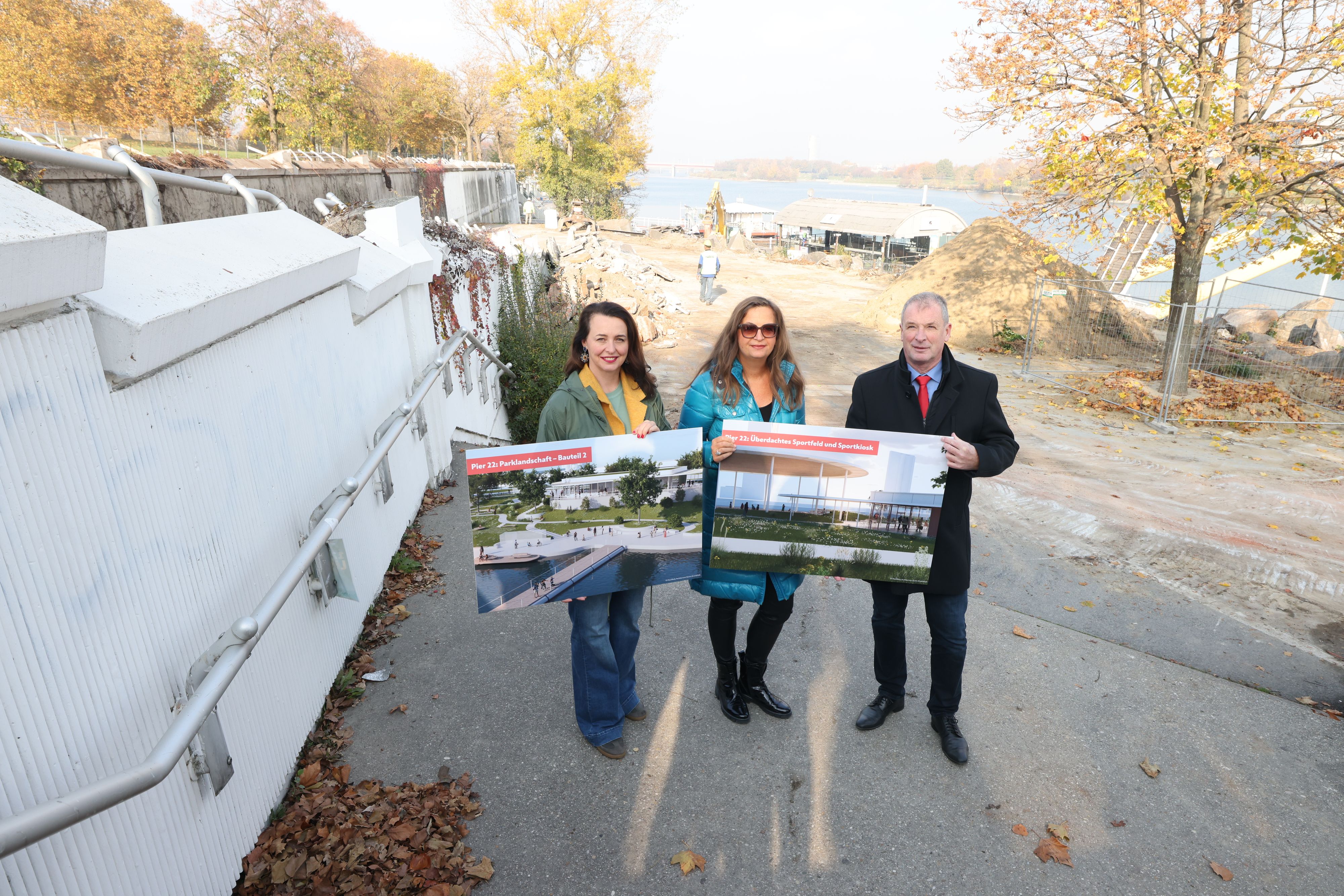 Selma Arapovic, Stadtentwicklungssprecherin von Neos Wien, Planungsstadträtin Ulli Sima und Karl Gasta, Bezirksvorsteher-Stellvertreter der Donaustadt (v.l.) beim Pier 22.