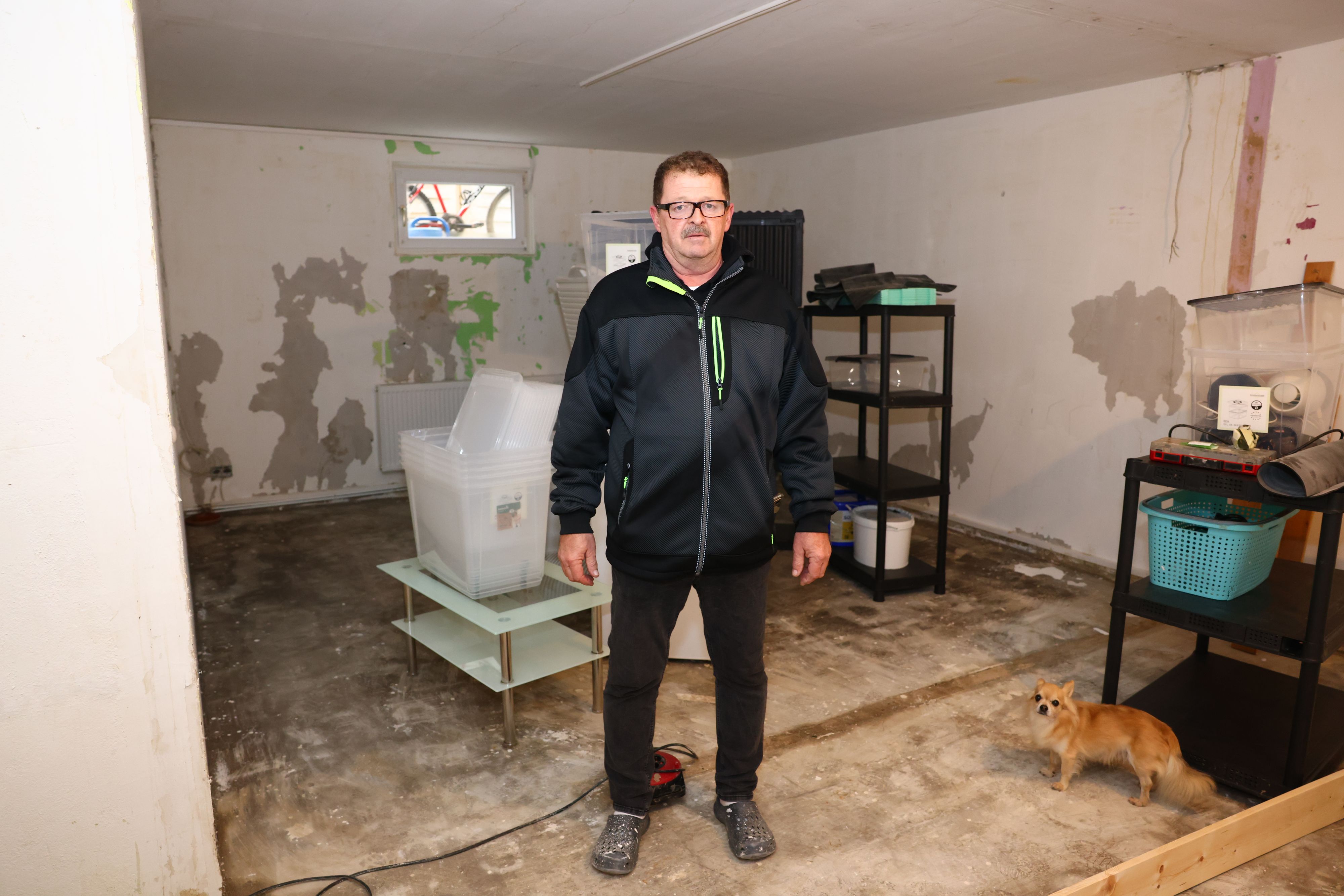 Christian S. aus Judenau wurde vom Hochwasser hart getroffen. In seinem Keller sind die Schäden auch zwei Monate danach noch deutlich zu sehen.
