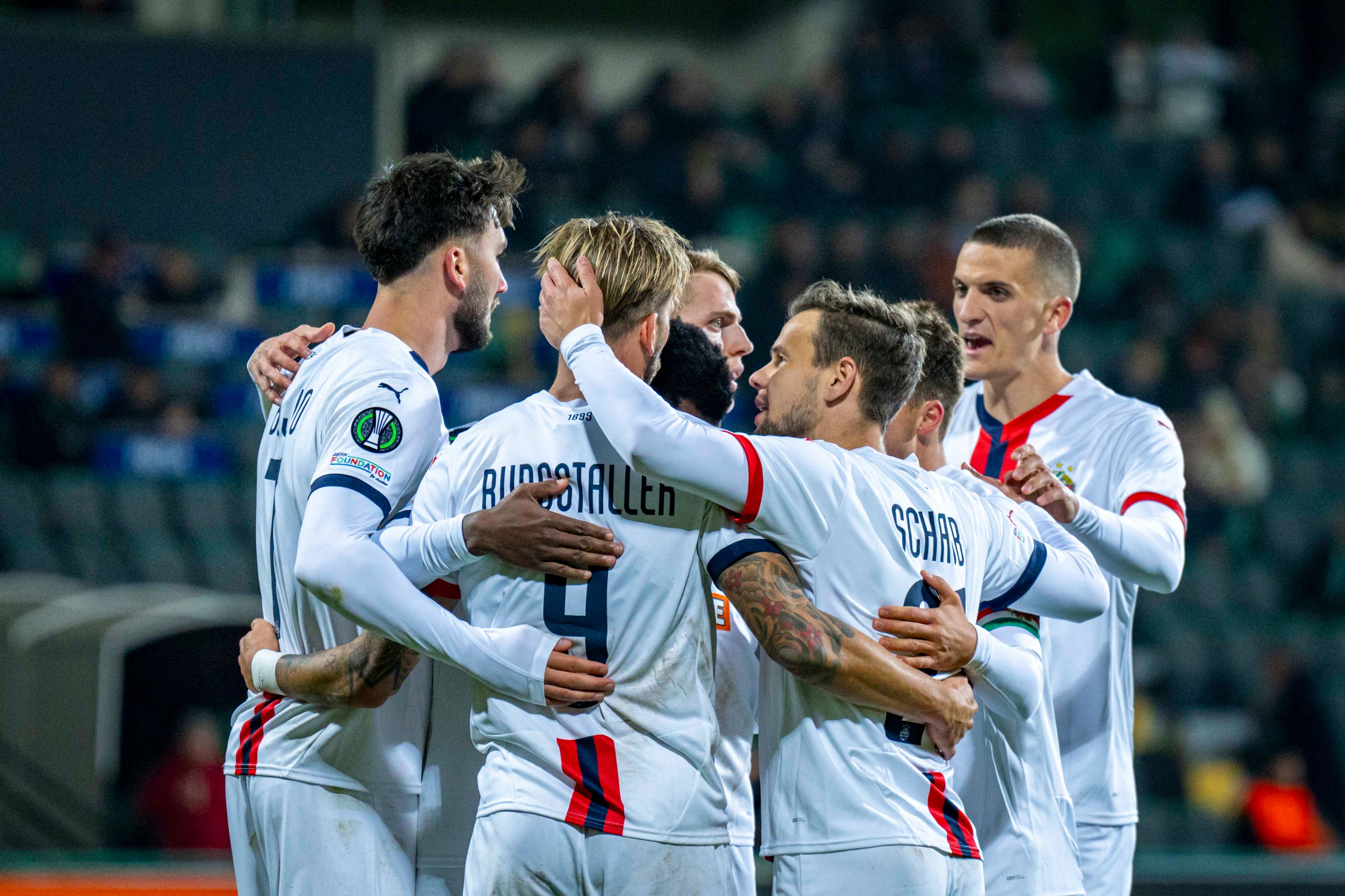 Rapid bejubelt den Erfolg gegen Petrocub Hincesti. 