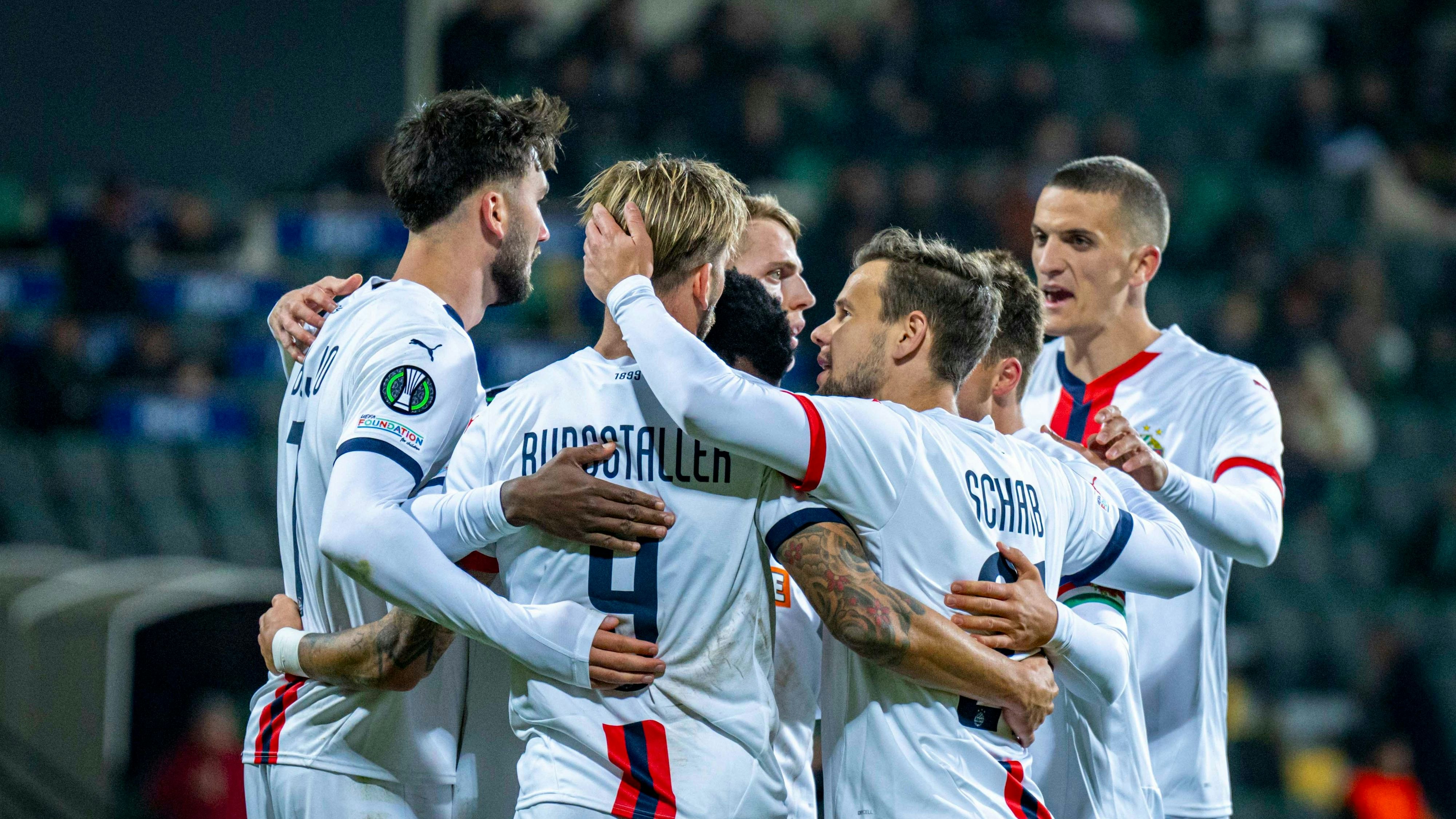 Rapid bejubelt den Erfolg gegen Petrocub Hincesti. 