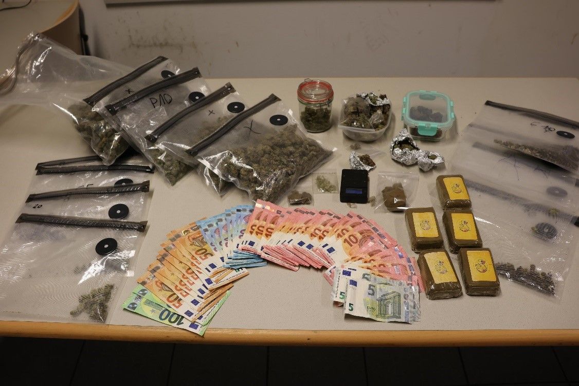 Die Beamten stellten in der Wohnung des Verdächtigen nicht nur Drogen, sondern auch einen vierstelligen Euro-Betrag sicher. 