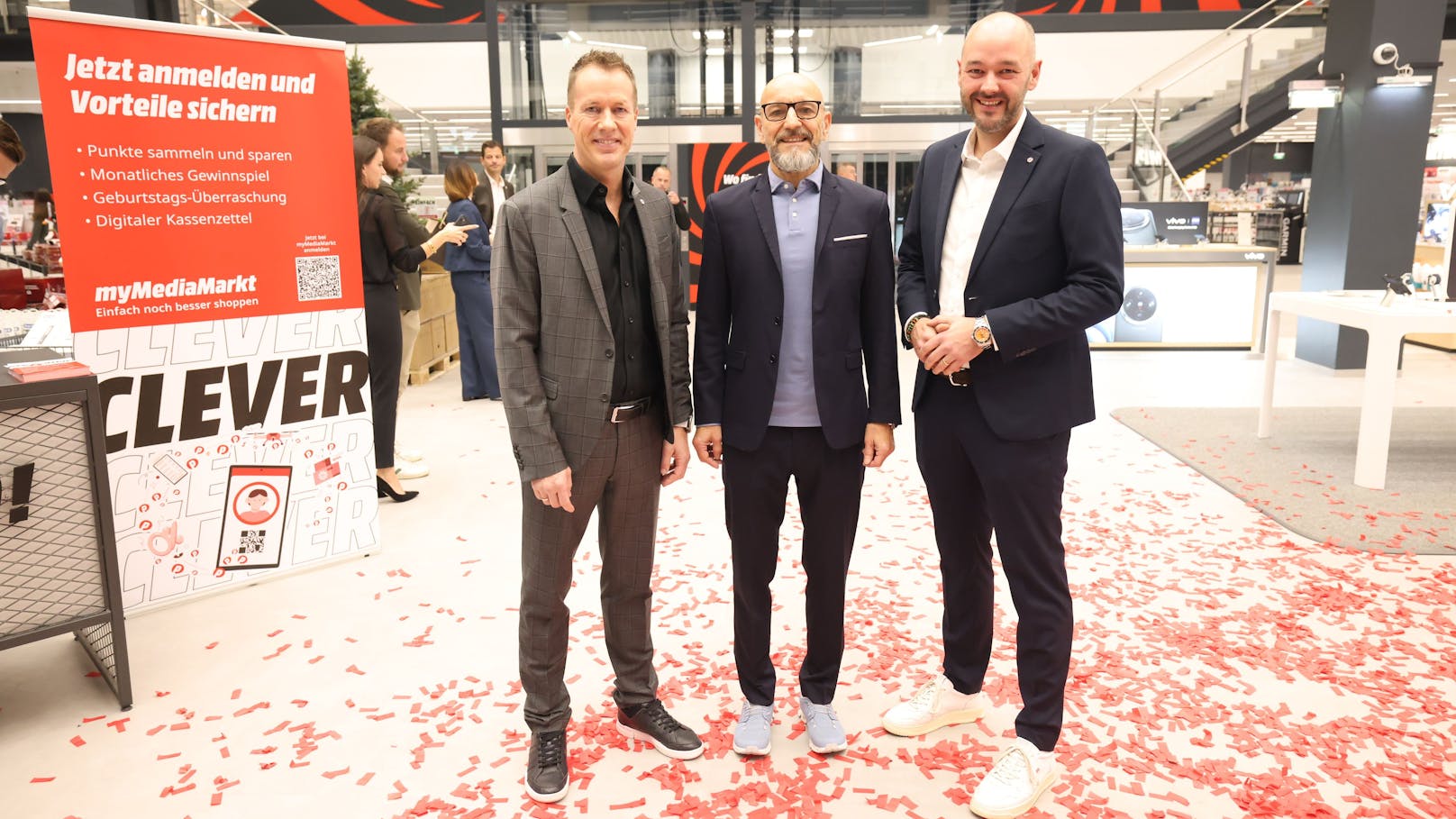 Innen die Ruhe vor dem Sturm: Vorstand Jörg Bauer (v.l.), Michael Prager (MediaMarkt Vösendorf), Regional-Chef Christopher Landsberger