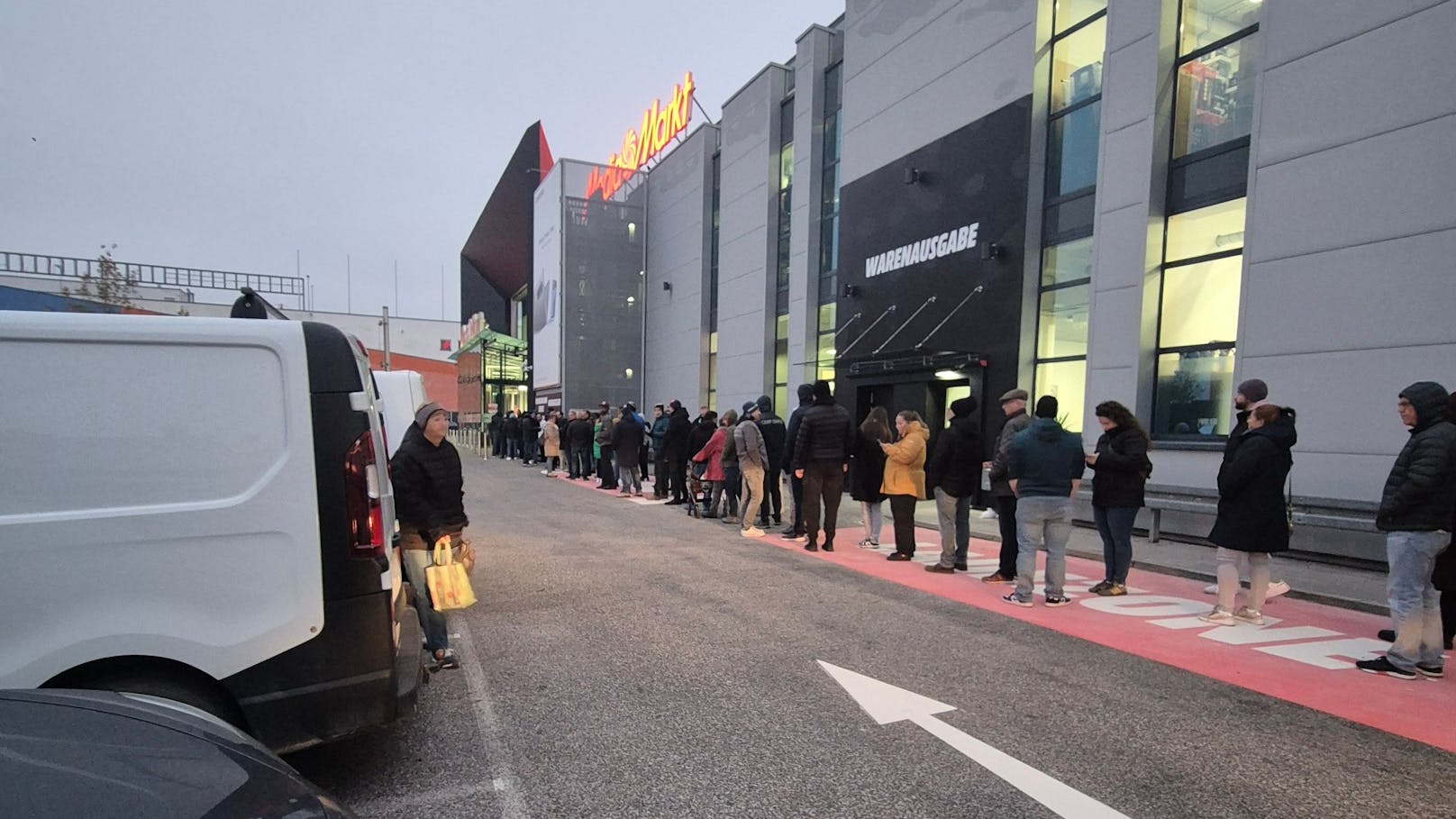 Der Media Markt öffnete nach dem Umbau seine Pforten. Die Warteschlange war riesig. 