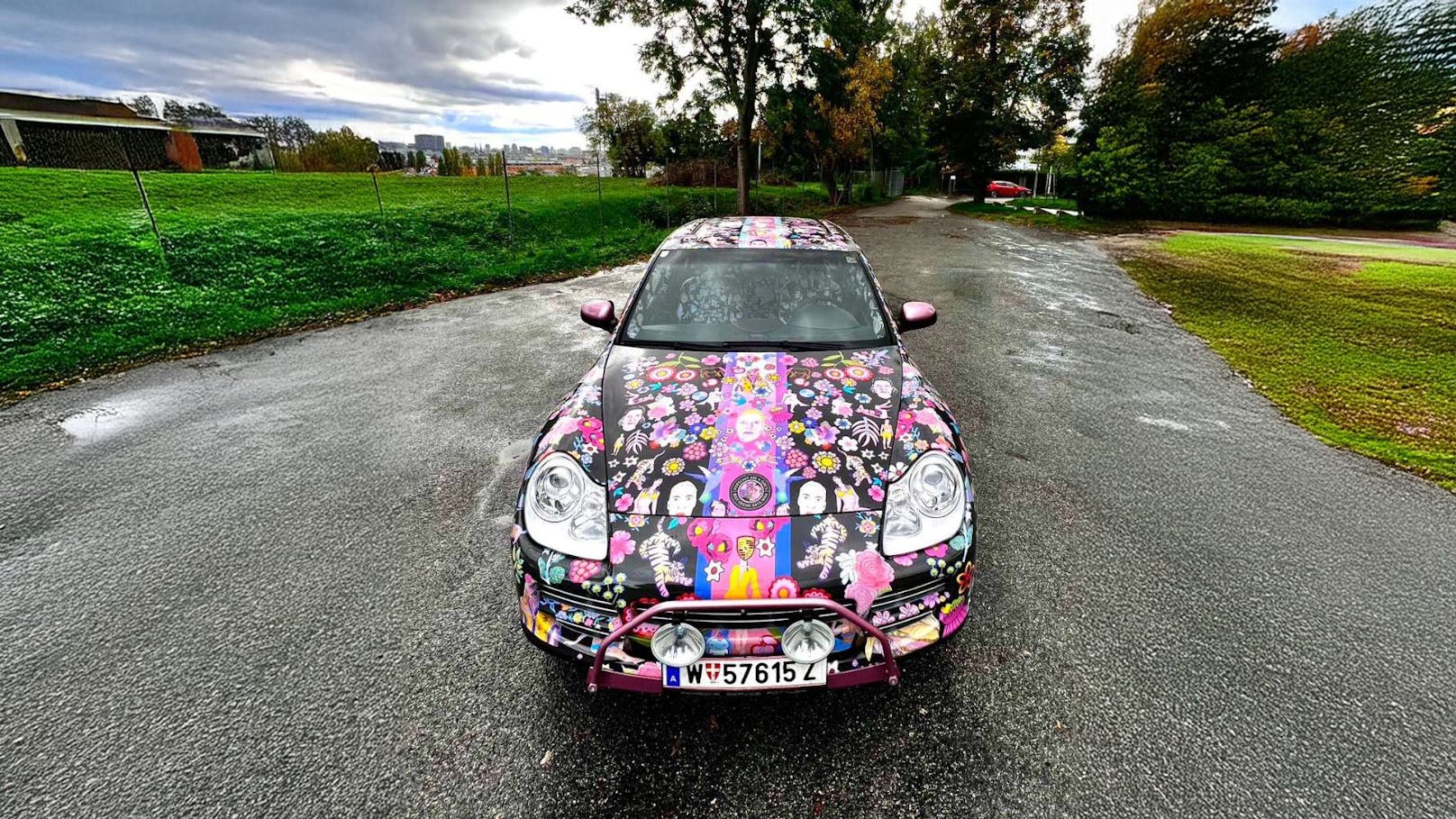 Kunst auf Rädern: Wienerin verwandelt Porsche in Unikat