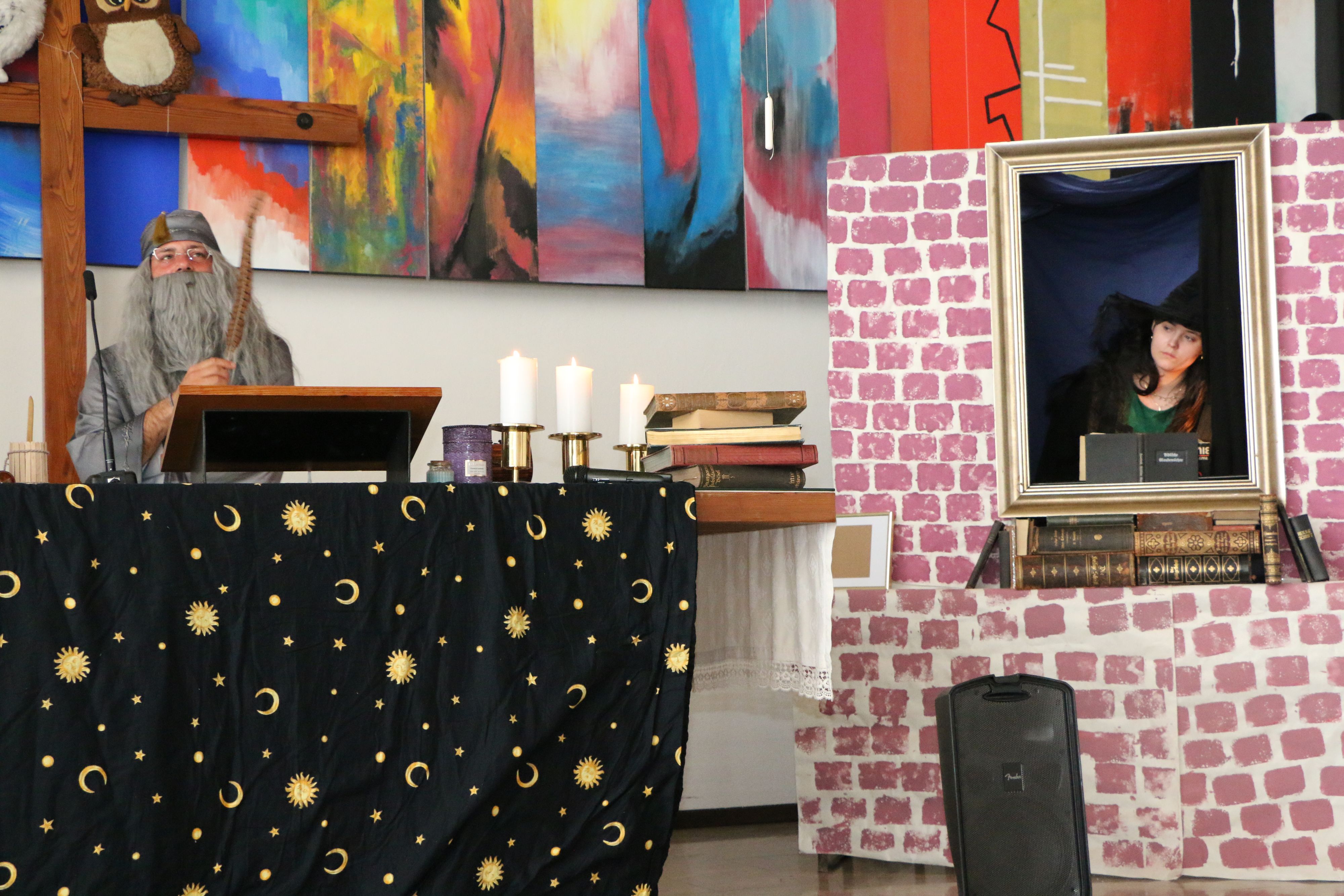 Pfarrer Marcus Hütter (l. als Dumbledore) lädt zur Harry-Potter-Messe.