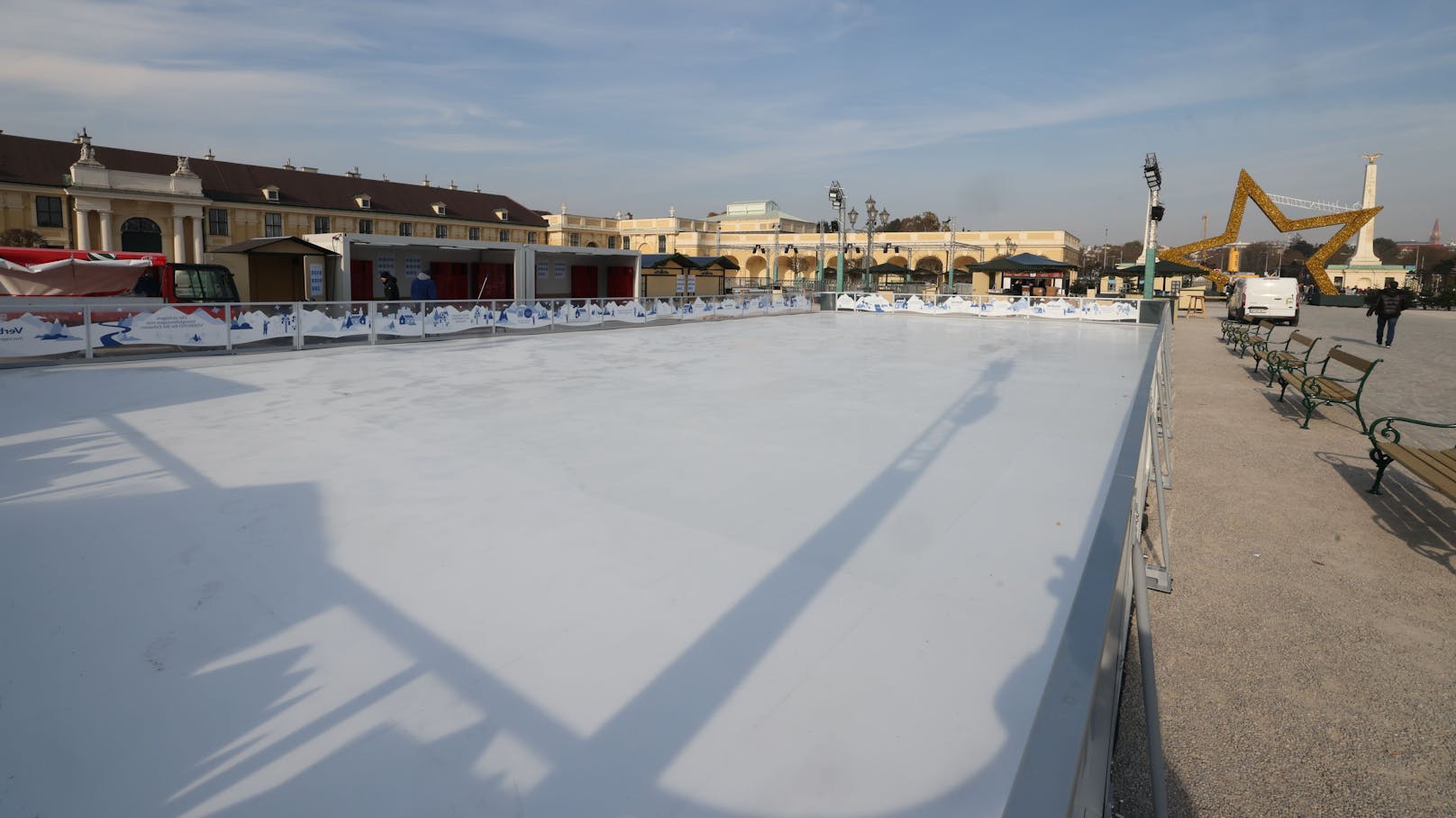 Heuer gibt es auch eine Eislaufbahn mit speziellen Kunstmatten.