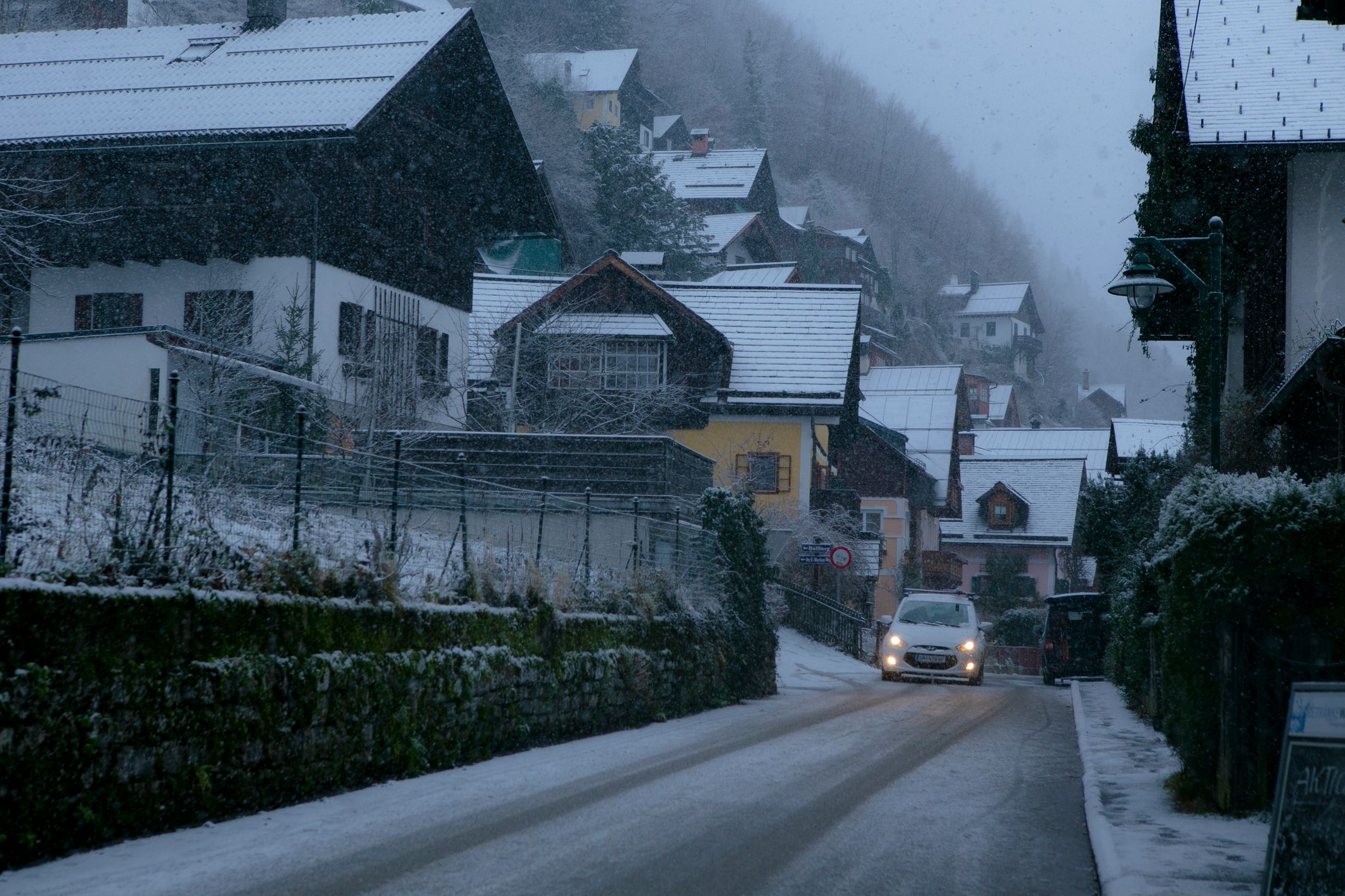 Blick auf eine Straße im verschneiten Hallstatt, Ende November. (Archivbild)