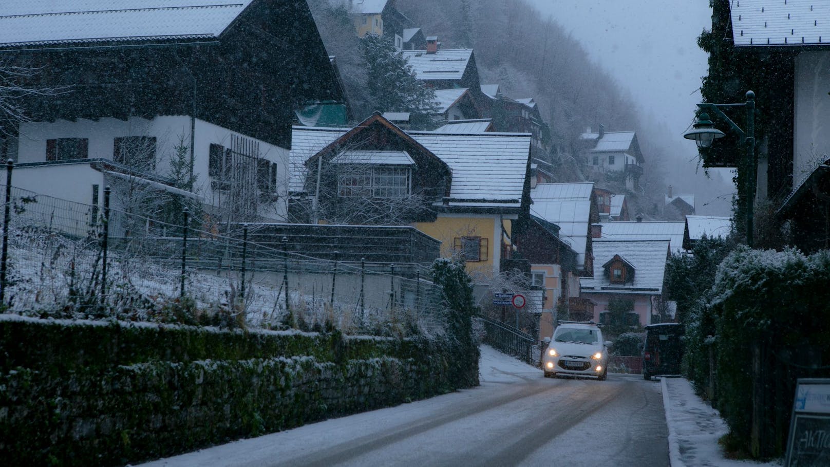 Blick auf eine Straße im verschneiten Hallstatt, Ende November. (Archivbild)