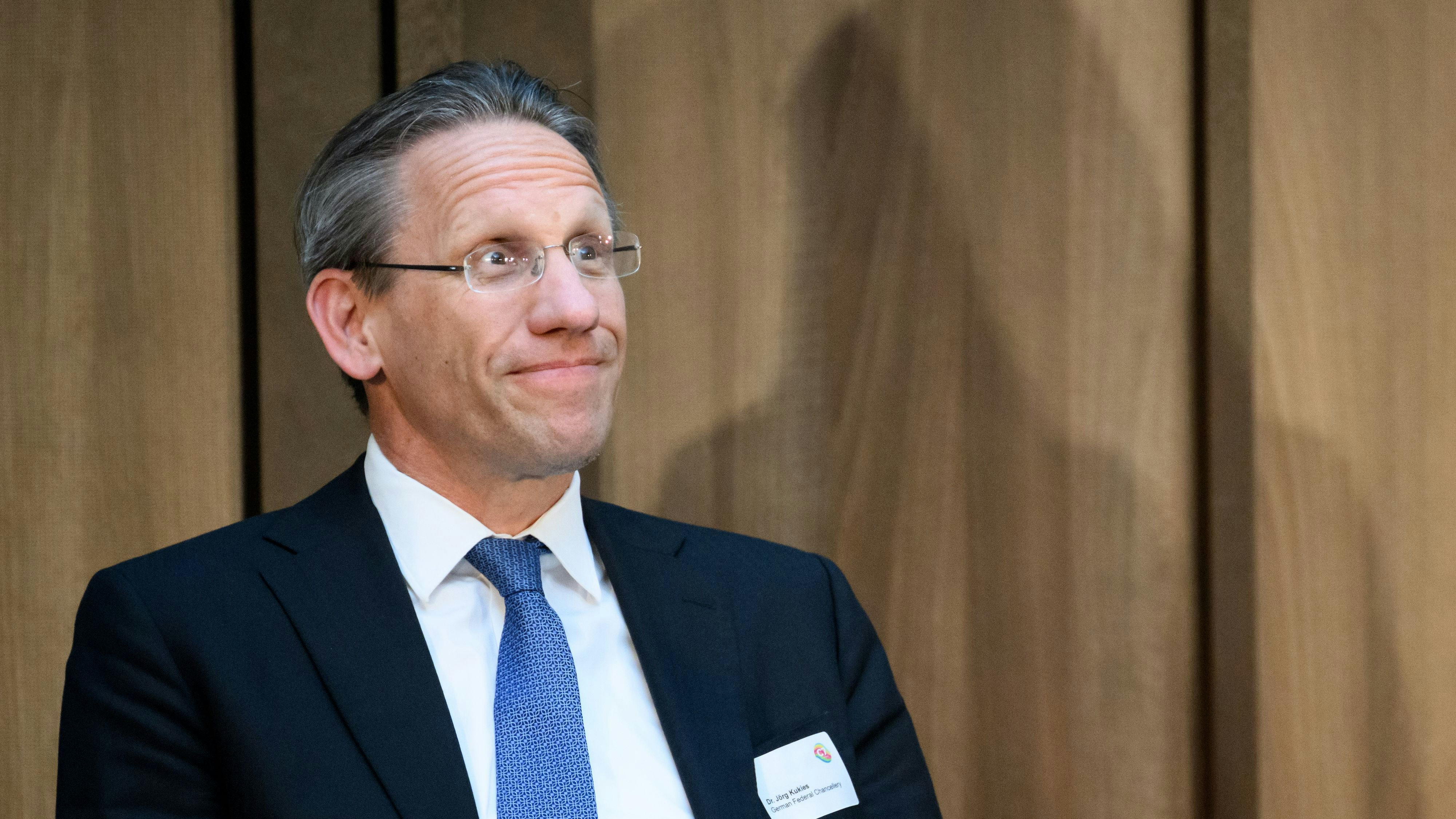 Download von www.picturedesk.com am 07.11.2024 (09:08).  05 May 2022, Berlin: Jörg Kukies, State Secretary in the Federal Chancellery, sits on the podium at the international "C7" conference after Chancellor Scholz was presented with a communiqué containing recommendations for action on climate and the environment, the economy, health, humanitarian aid and democracy. Photo: Bernd von Jutrczenka/dpa - 20220505_PD4715 - Rechteinfo: Rights Managed (RM)