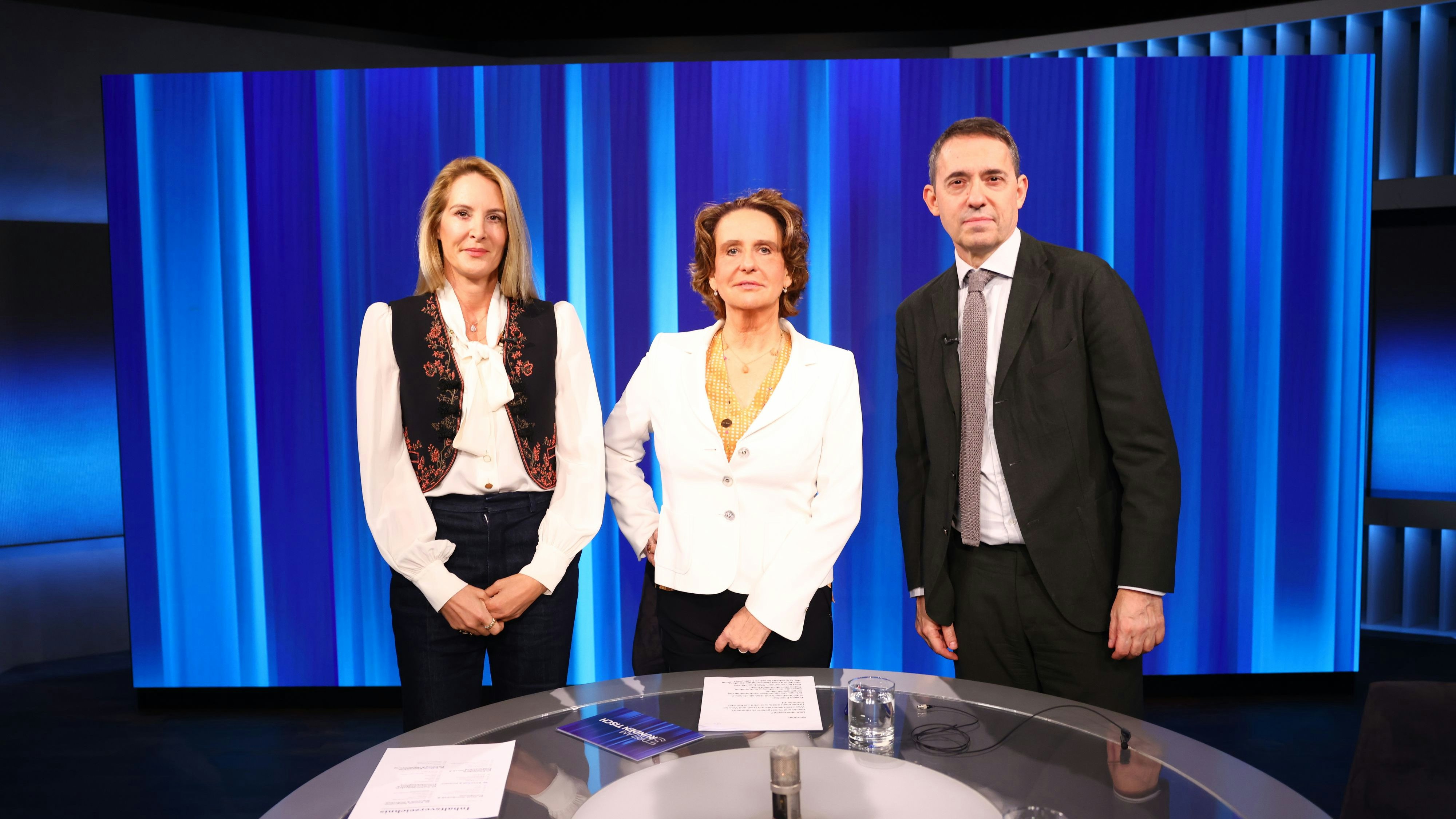 "3 Am Runden Tisch": Patricia Pawlicki begrüßt "Heute"-Herausgeberin Eva Dichand und Staatsopern-Direktor Bogdan Roščić