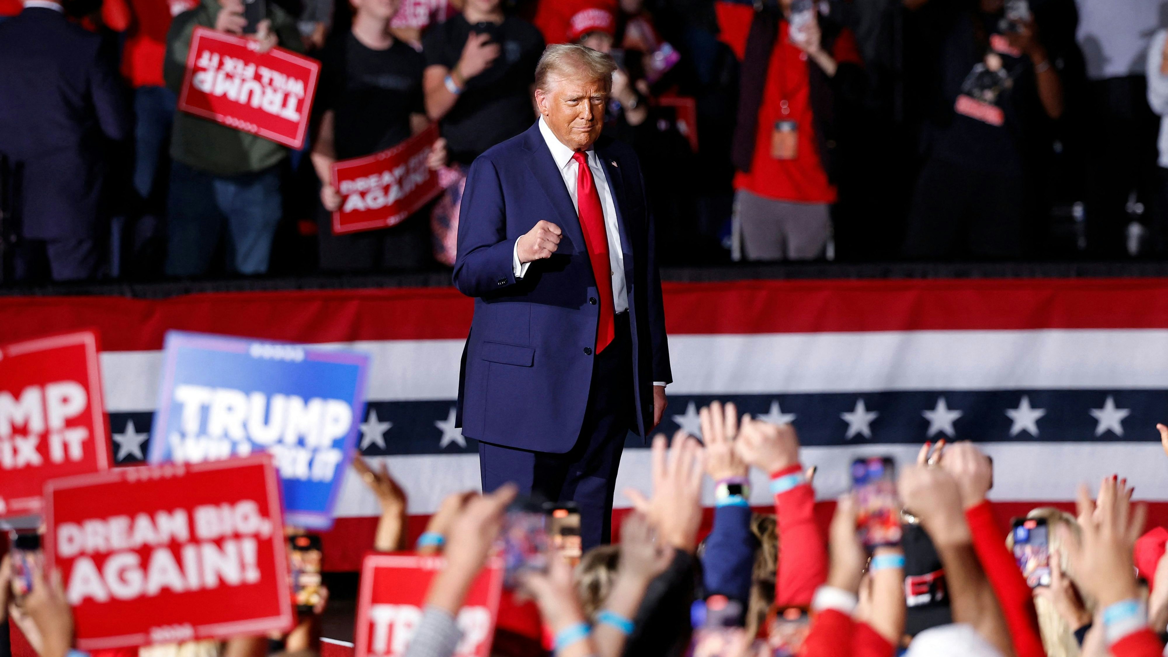 Download von www.picturedesk.com am 07.11.2024 (08:04).  Former US President and Republican presidential candidate Donald Trump walks on stage for his final campaign rally before election day at Van Andel Arena in Grand Rapids, Michigan on November 4, 2024. (Photo by KAMIL KRZACZYNSKI / AFP) - 20241105_PD1512 - Rechteinfo: Rights Managed (RM) Nur für redaktionelle Nutzung! Werbliche Nutzung erfordert Freigabe: bitte schicken Sie uns eine Anfrage.