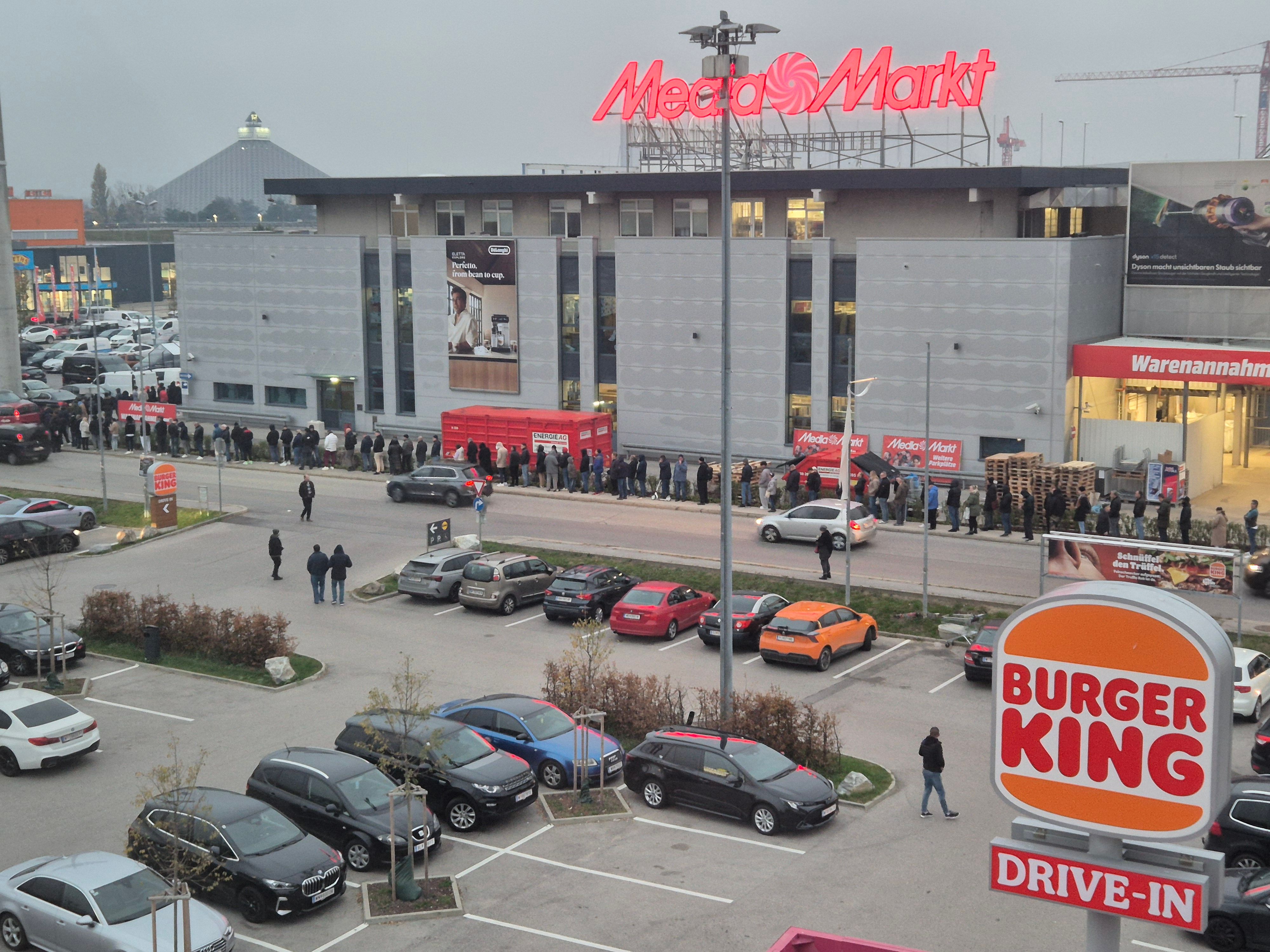 Der Media Markt öffnete nach dem Umbau seine Pforten. Die Warteschlange war riesig.
