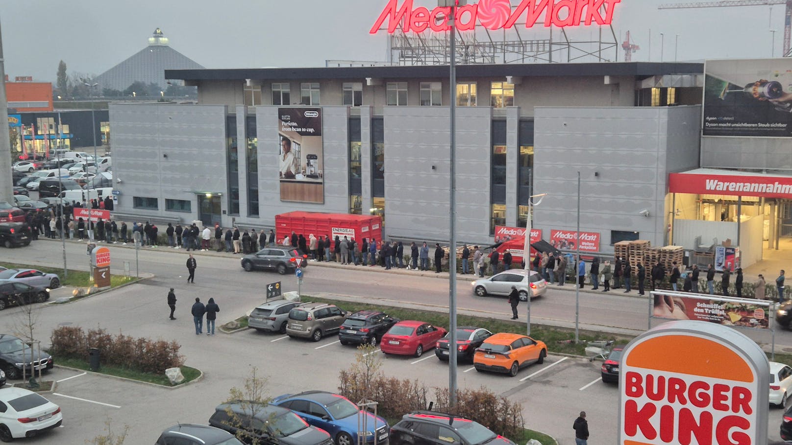 Der Media Markt öffnete nach dem Umbau seine Pforten. Die Warteschlange war riesig. 