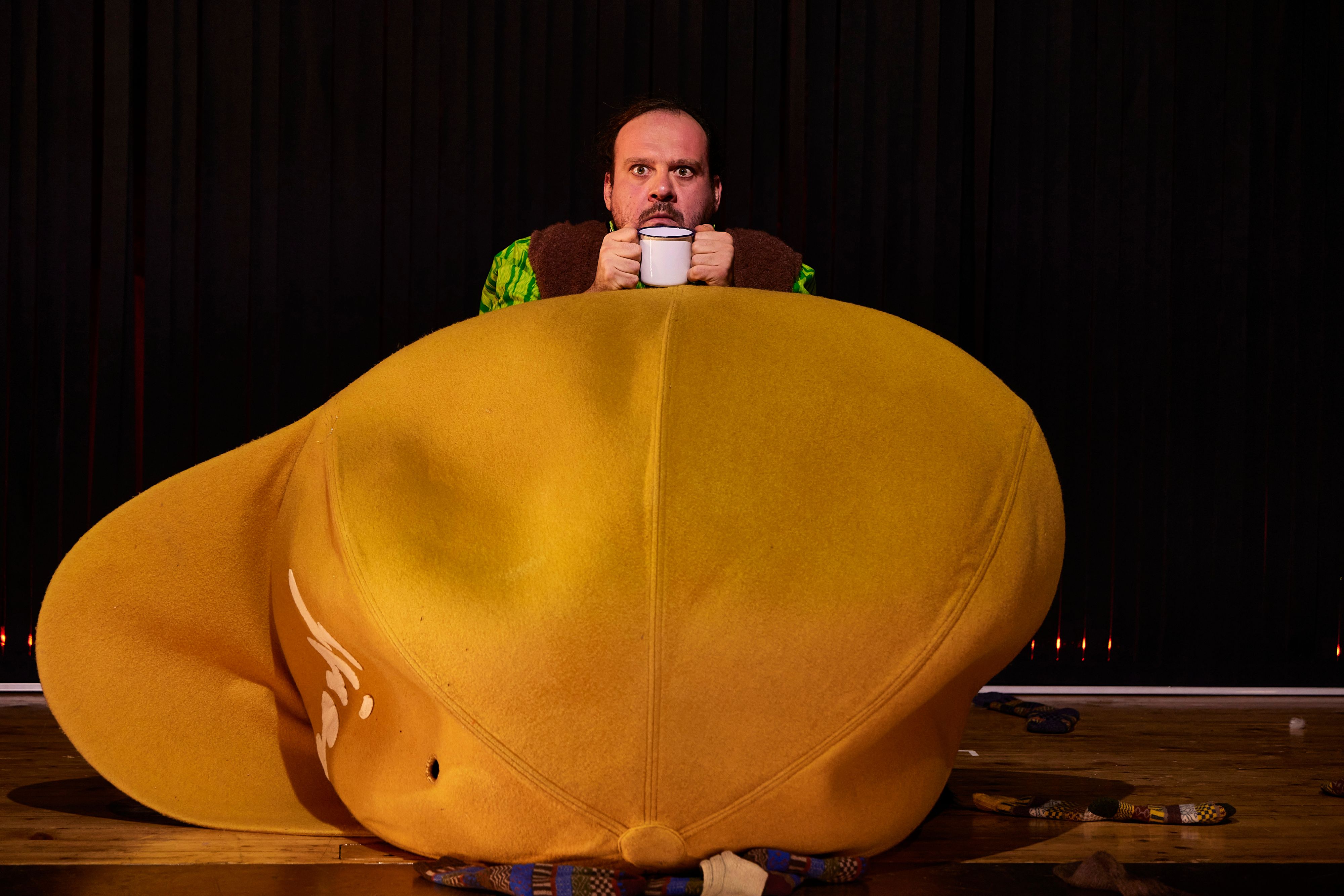 Samouil Stoyanov spielt die beiden Charaktere.