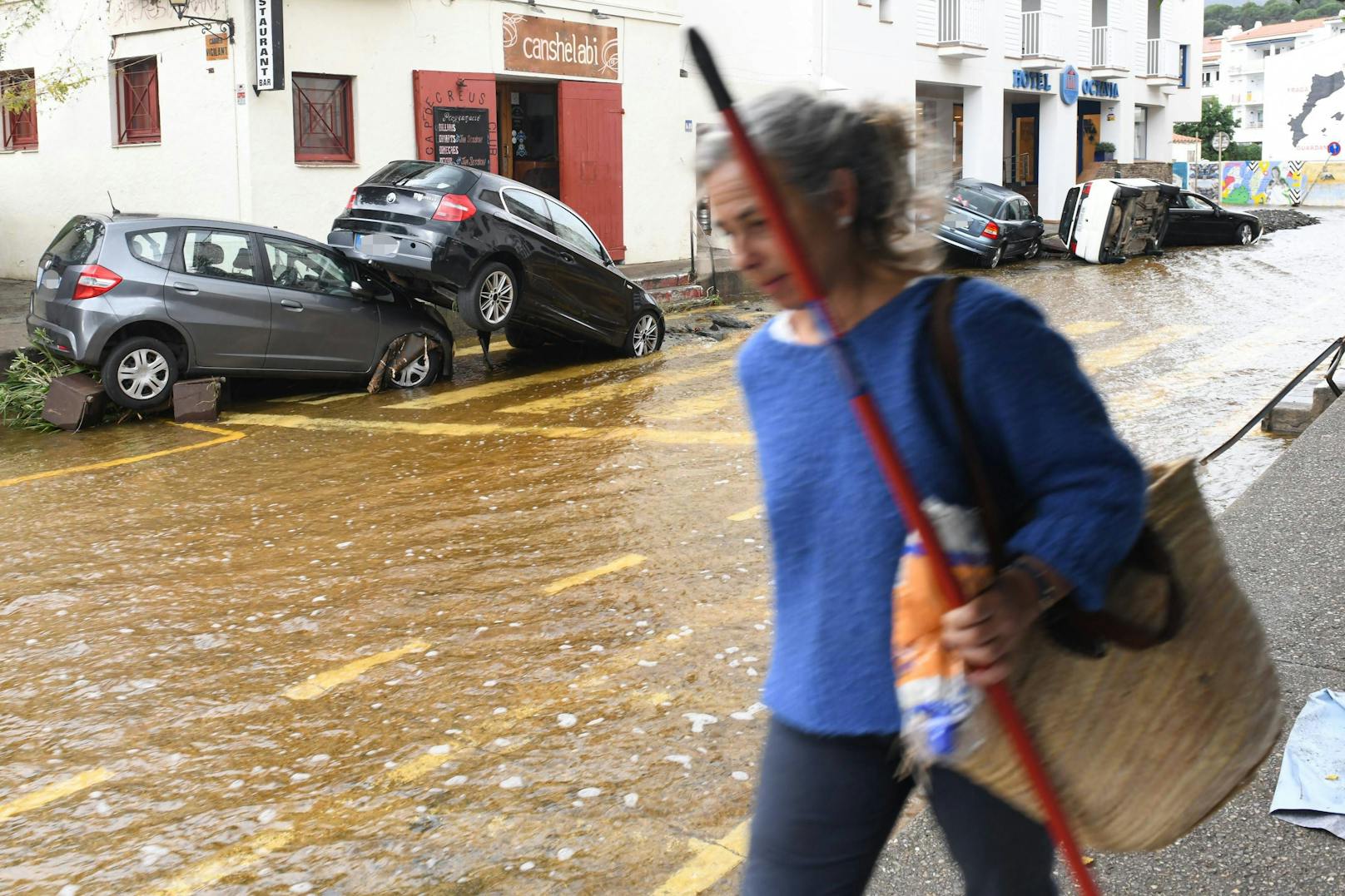 Einziger Lichtblick: Laut Feuerwehrangaben wurden keine Menschen verletzt. <a data-li-document-ref="120071381" href="https://www.heute.at/s/erneute-sintflut-regenfaelle-spuelen-dutzende-autos-weg-120071381">Alle Infos hier &gt;&gt;</a>