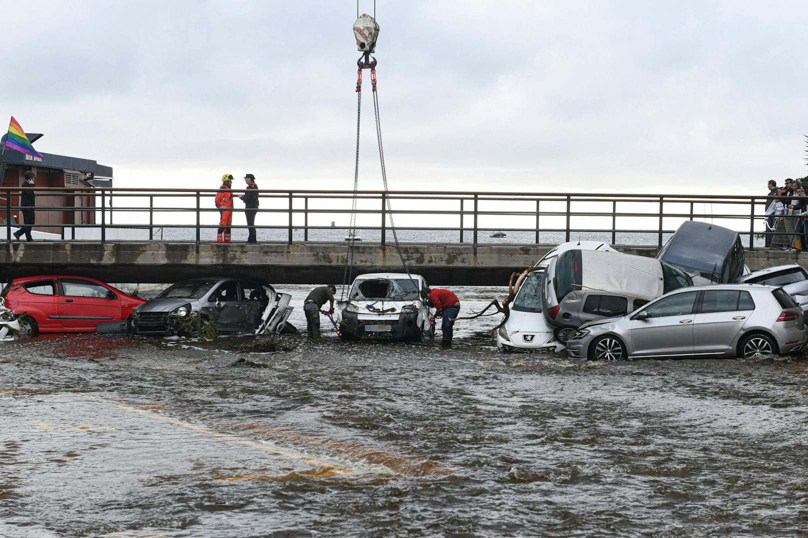 Der extreme Niederschlag ließ den dortigen Bach zu einem reißenden Fluss anschwellen, der durch das Ortszentrum fegte.