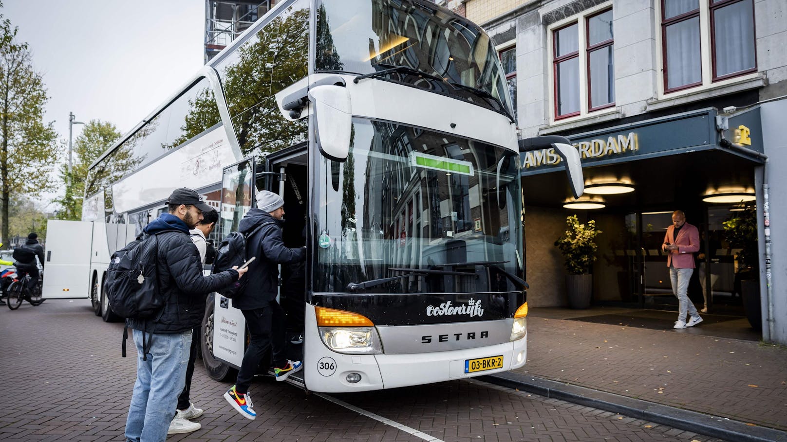 Mit diesem Bus und einer Polizeieskorte wurden die Fans zum Amsterdamer Flughafen gebracht.