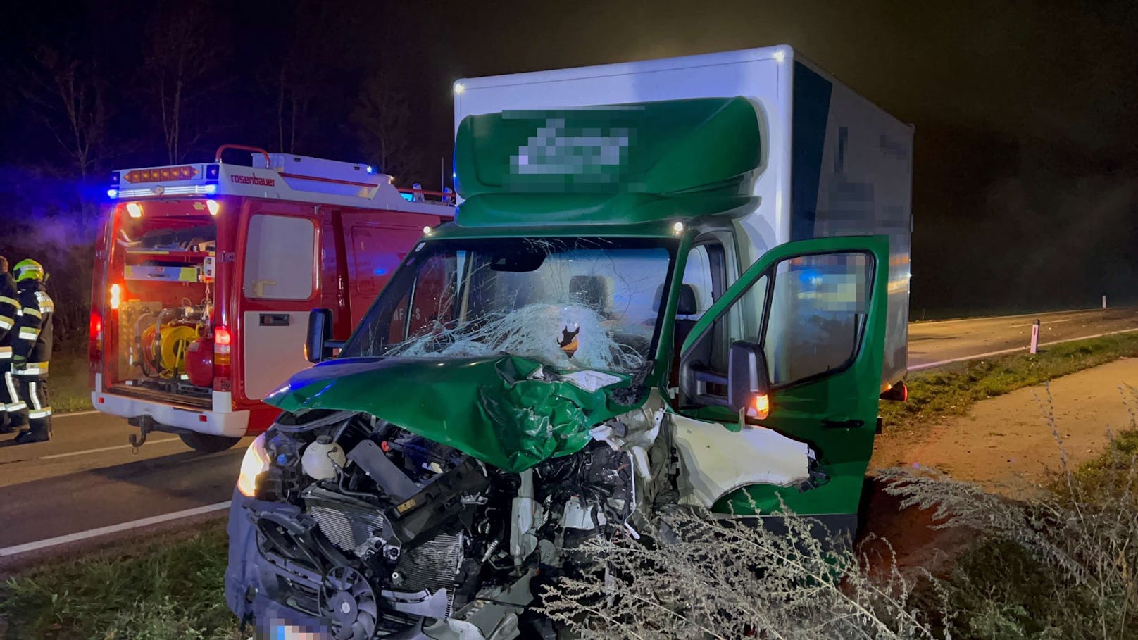 Ein Motorrad kollidierte mit einem Klein-Lkw. Der Motorradfahrer verstarb noch an der Unfallstelle.