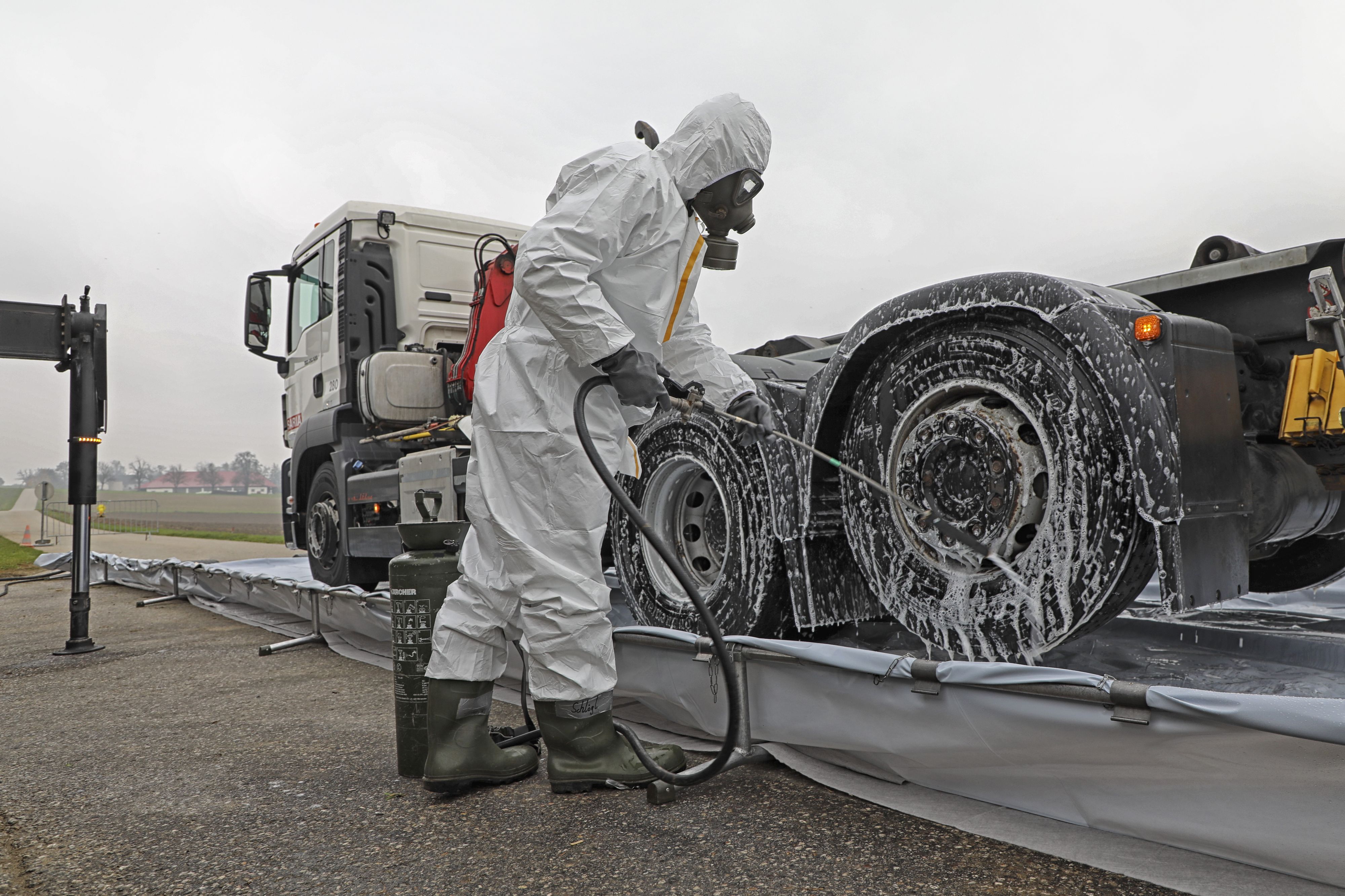 Lkw beladen mit toten Hühnern werden dekontaminiert.