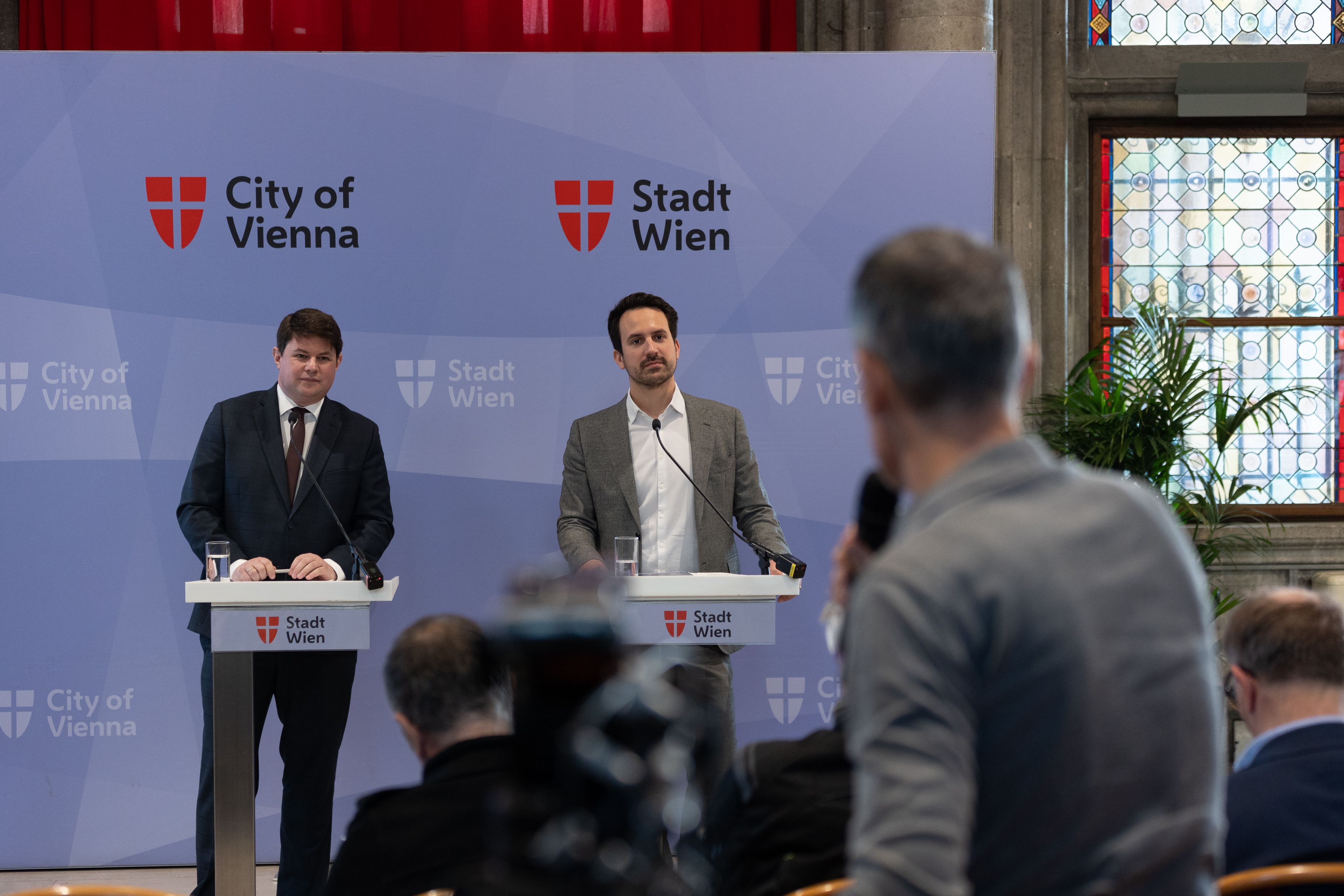 Vizebürgermeister Christoph Wiederkehr und Abteilungsleiter Georg Hufgard-Leitner im Rathaus.