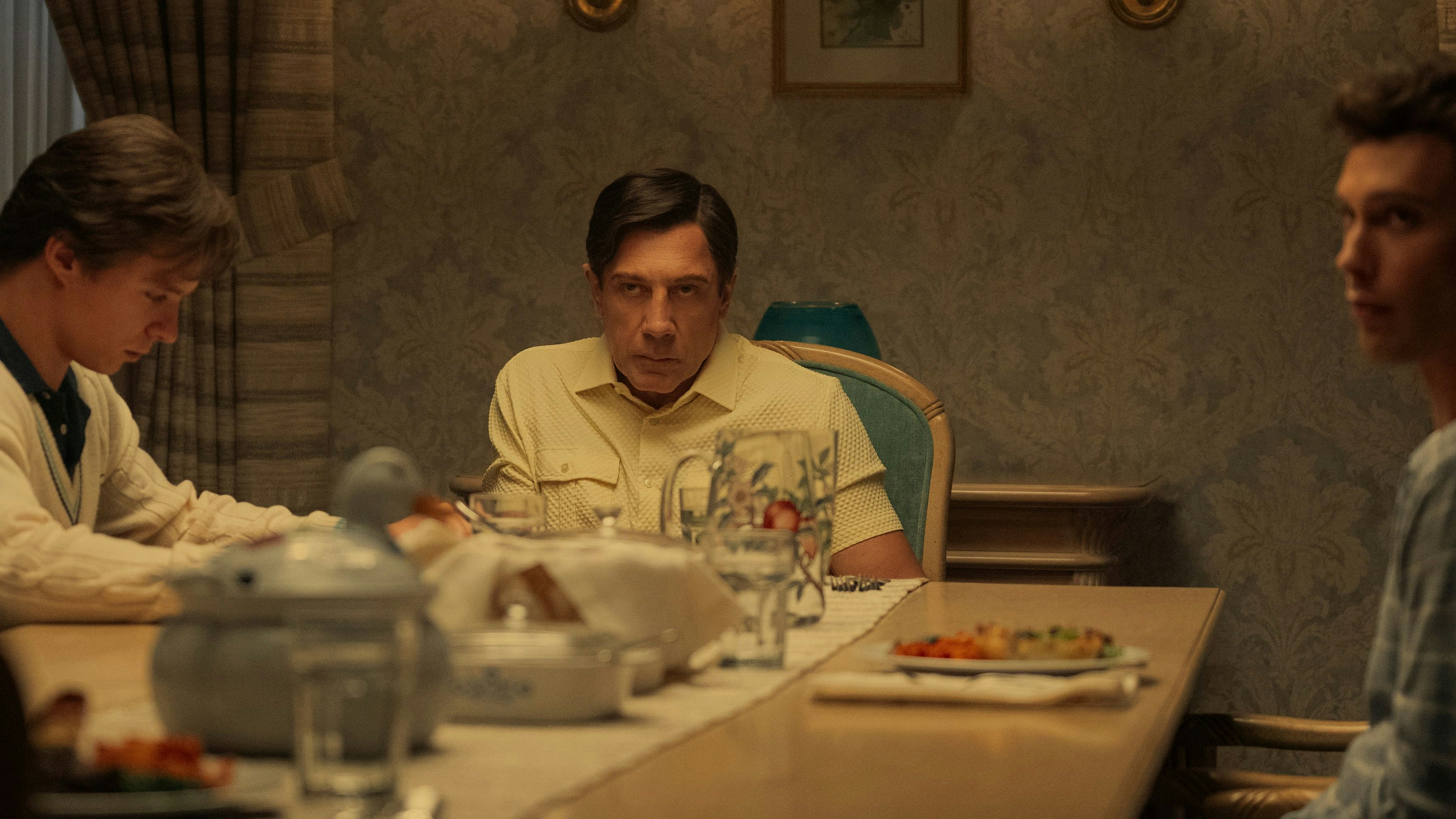 Staffel 2 der Netflix-Anthologie-Serie "Monster" mit dem Titel "Die Geschichte von Lyle und Erik Menendez" ist seit kurzem online: Lyle (Nicholas Chavez), Jose (Javier Bardem) und&nbsp;Erik Menendez (Cooper Koch)