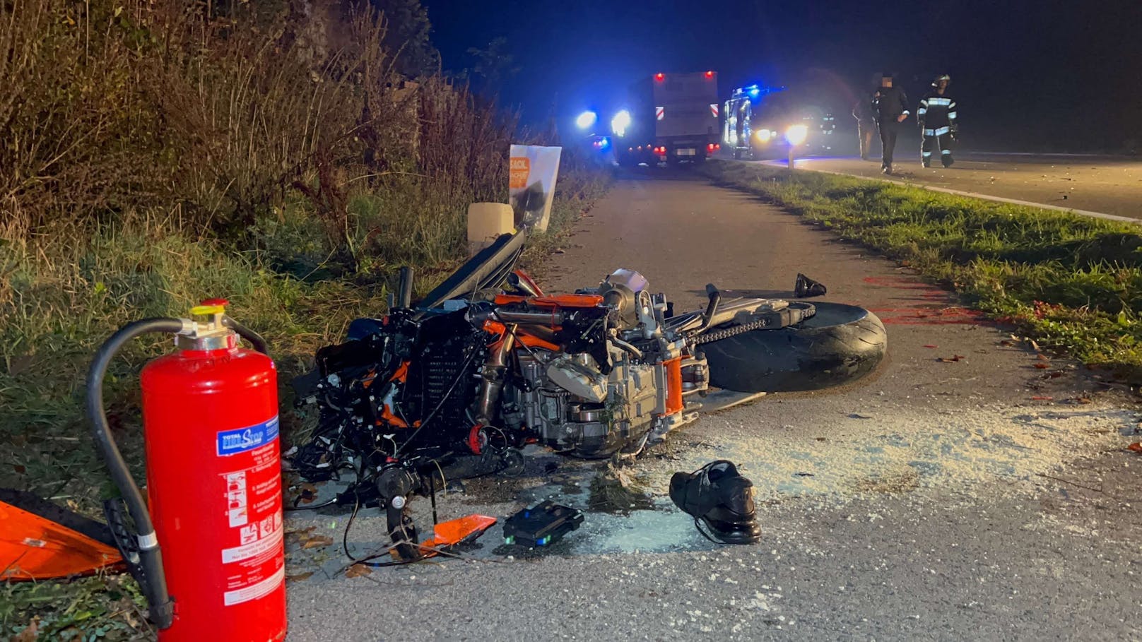 Ein Motorrad kollidierte mit einem Klein-Lkw. Der Motorradfahrer verstarb noch an der Unfallstelle.