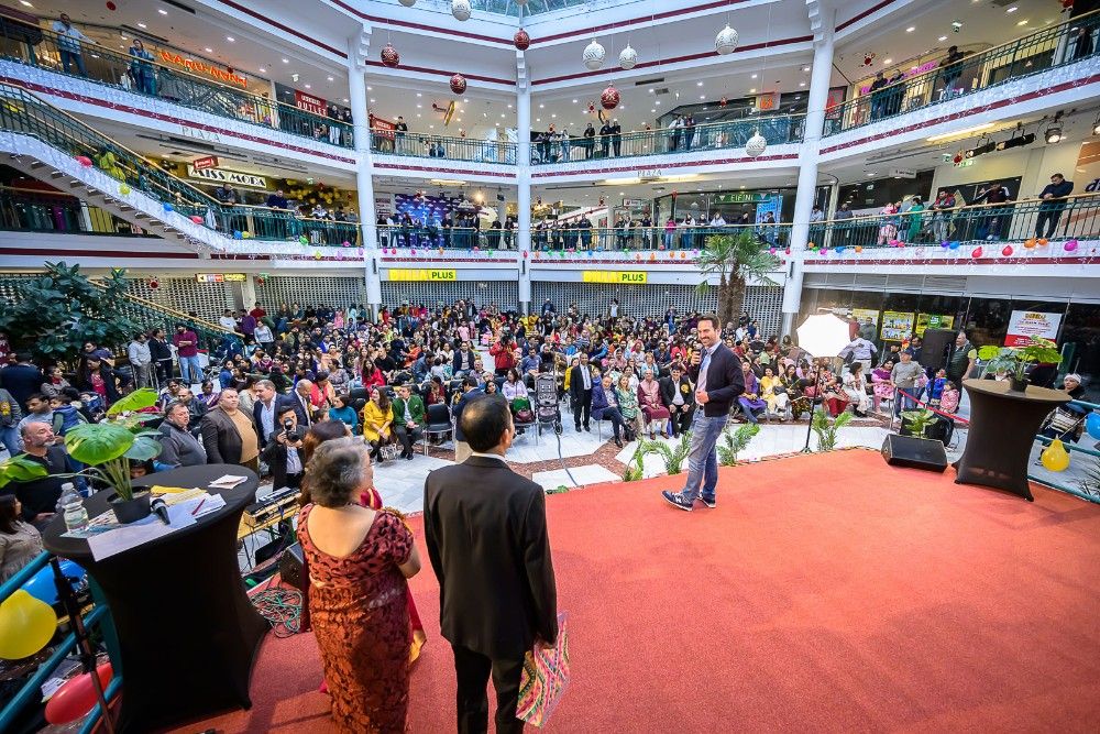 Vizebürgermeister Christoph Wiederkehr kommt zum Lichterfest in der Lugner City.