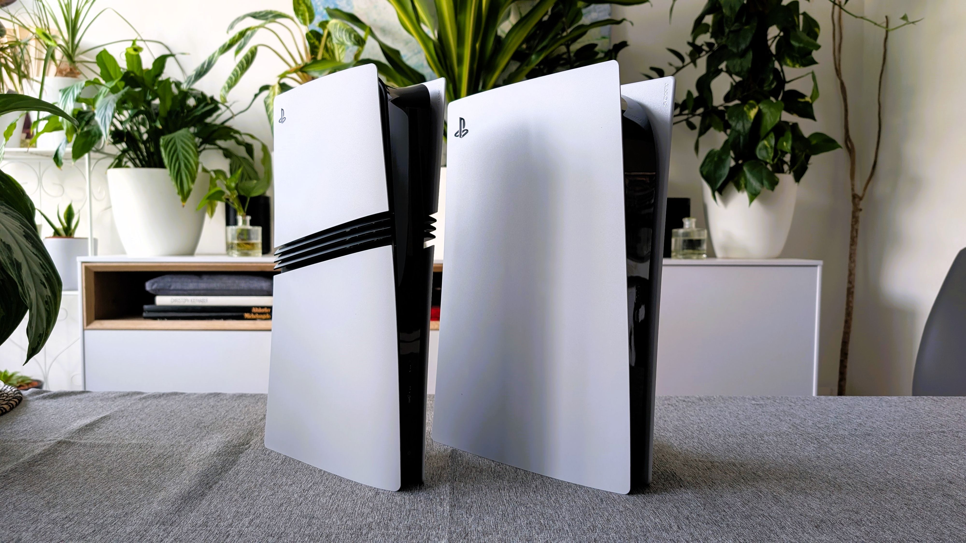 Die PlayStation 5 Pro (links) ist etwas kompakter, viel leichter und extrem stärker als die PlayStation 5 (rechts).