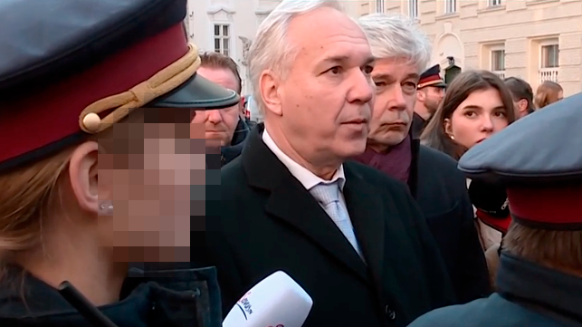 FPÖ-Nationalratspräsident Walter Rosenkranz umringt von Polizisten am Wiener Judenplatz am 8. November 2024.