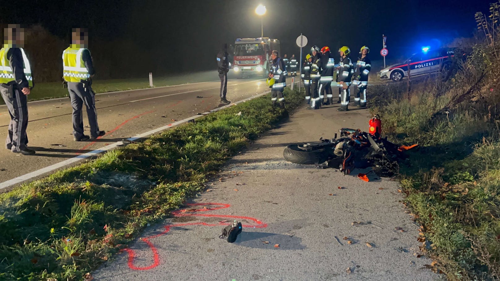 Ein Motorrad kollidierte mit einem Klein-Lkw. Der Motorradfahrer verstarb noch an der Unfallstelle.