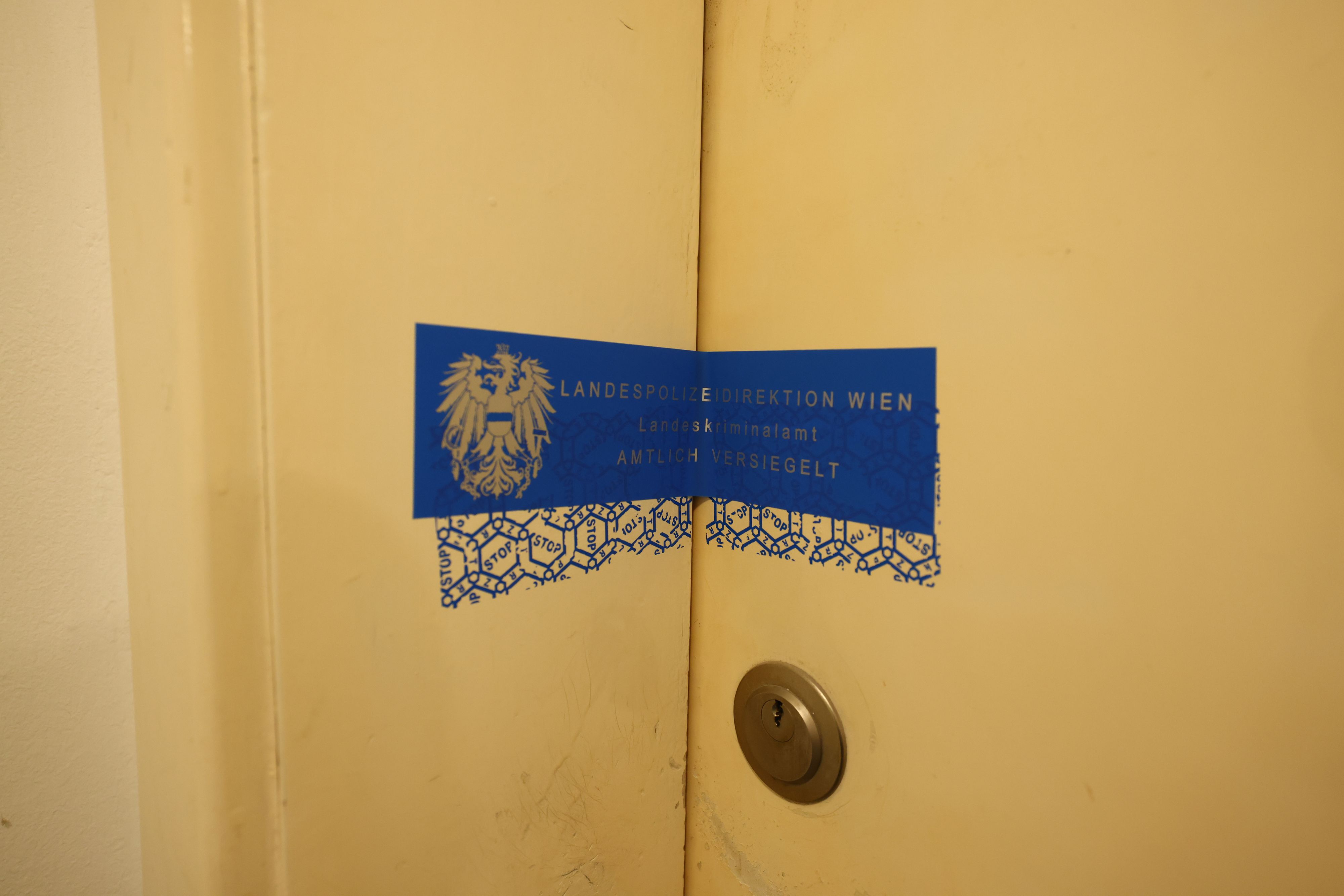 Hinter dieser Wohnungstür entdeckten die eintreffenden Beamten die Leiche des 70-Jährigen.