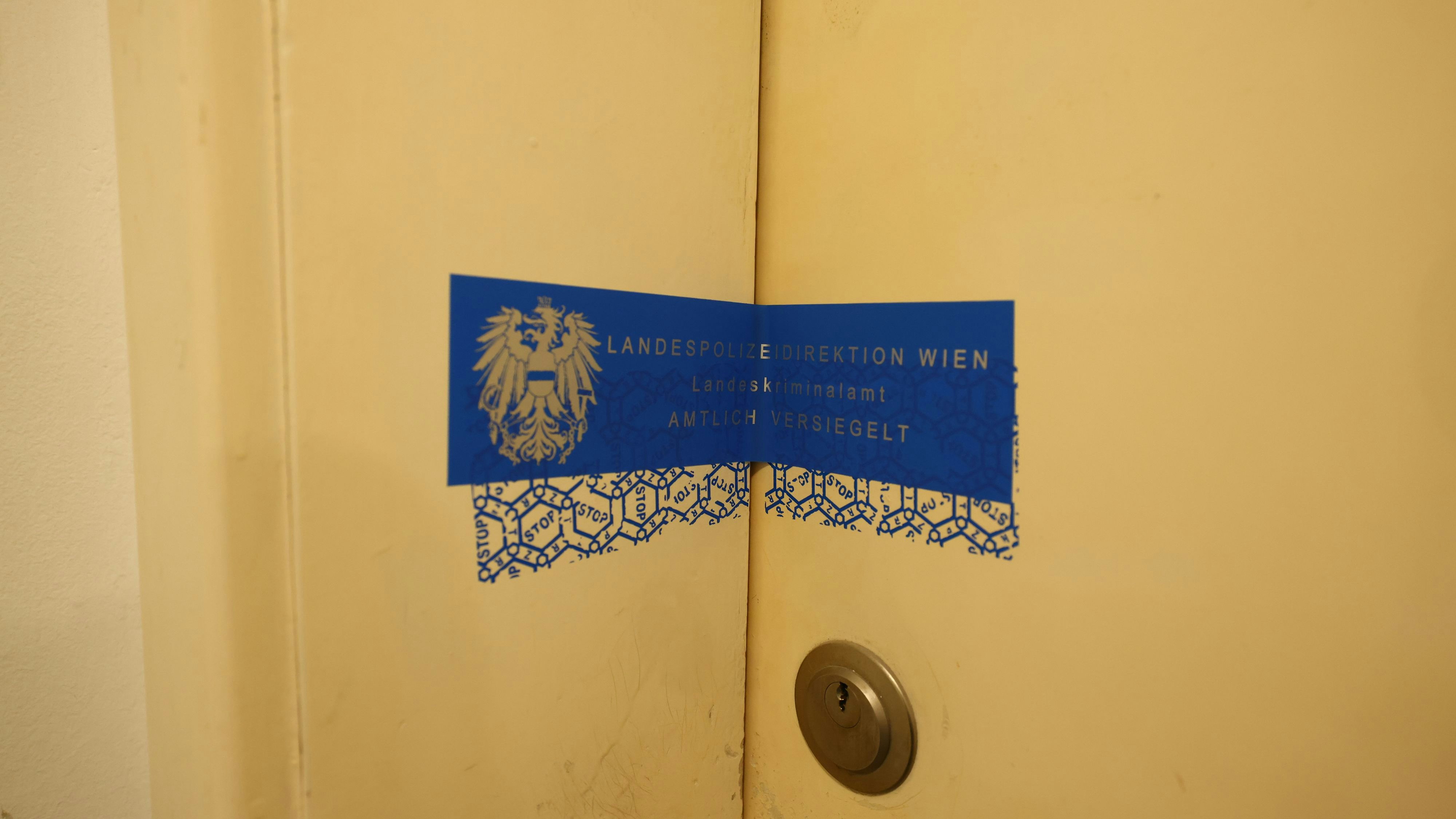 Hinter dieser Wohnungstür entdeckten die eintreffenden Beamten die Leiche des 70-Jährigen.