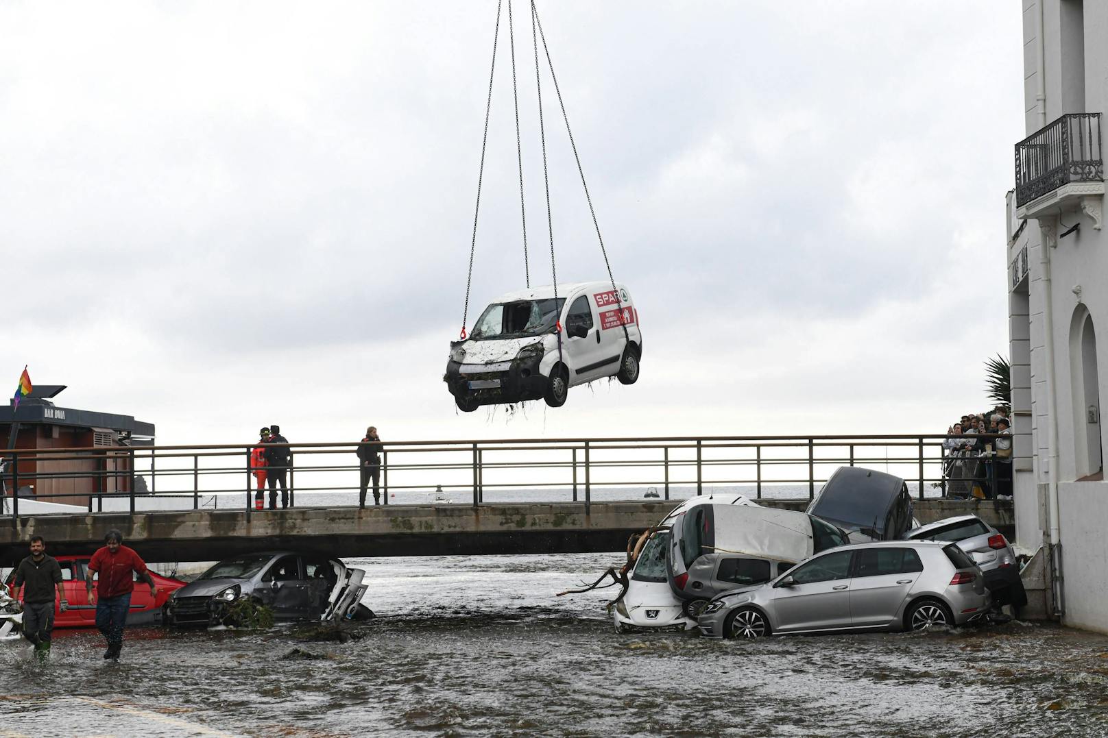 Dutzende Autos wurden mitgerissen und stark beschädigt.