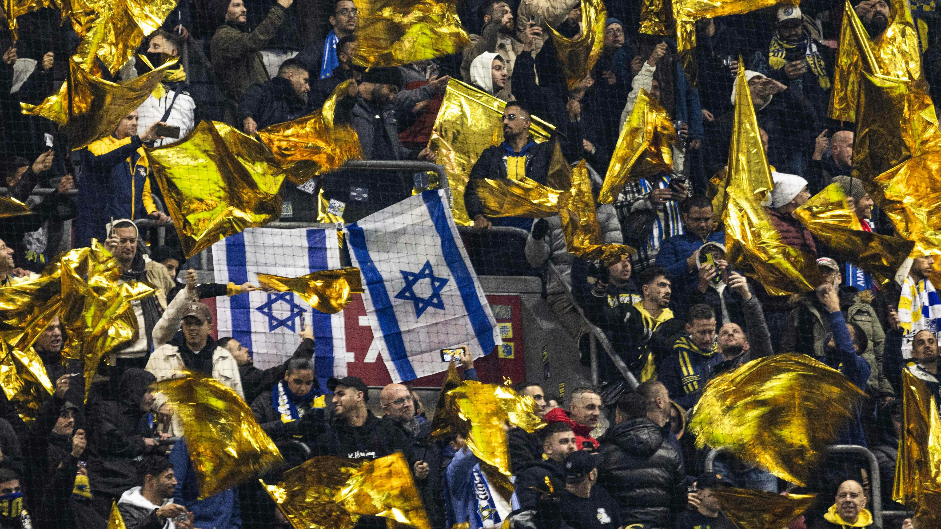 Der Maccabi-Fanblock in der Johann-Cruijff-Arena beim Spiel gegen Ajax Amsterdam