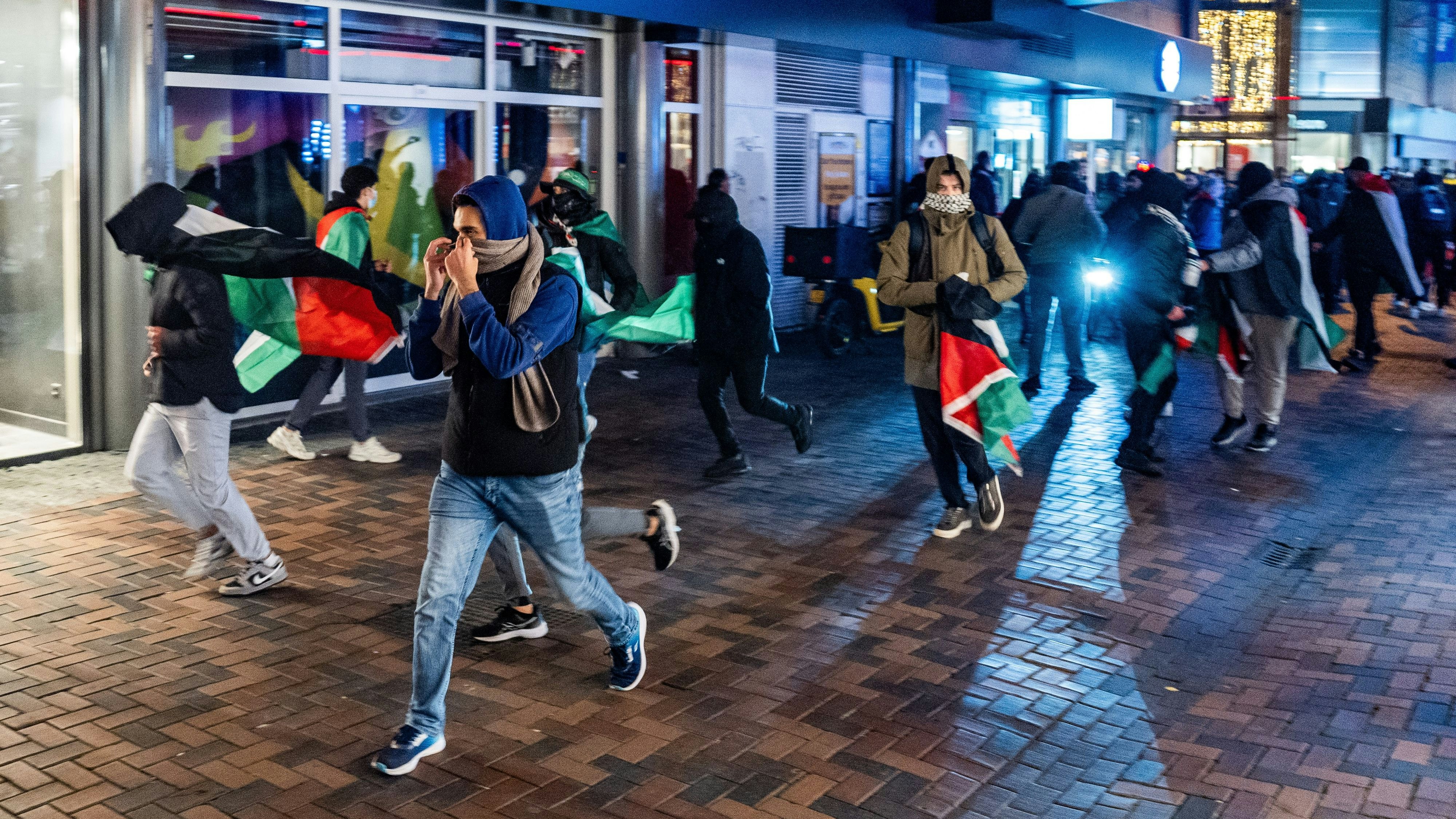 Dutzende pro-palästinensische Jugendliche machten in der Amsterdamer Altstadt Jagd auf israelische Fußballfans