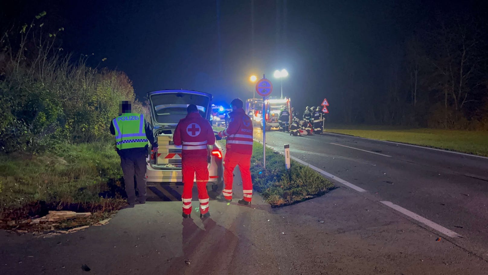 Ein Motorrad kollidierte mit einem Klein-Lkw. Der Motorradfahrer verstarb noch an der Unfallstelle.