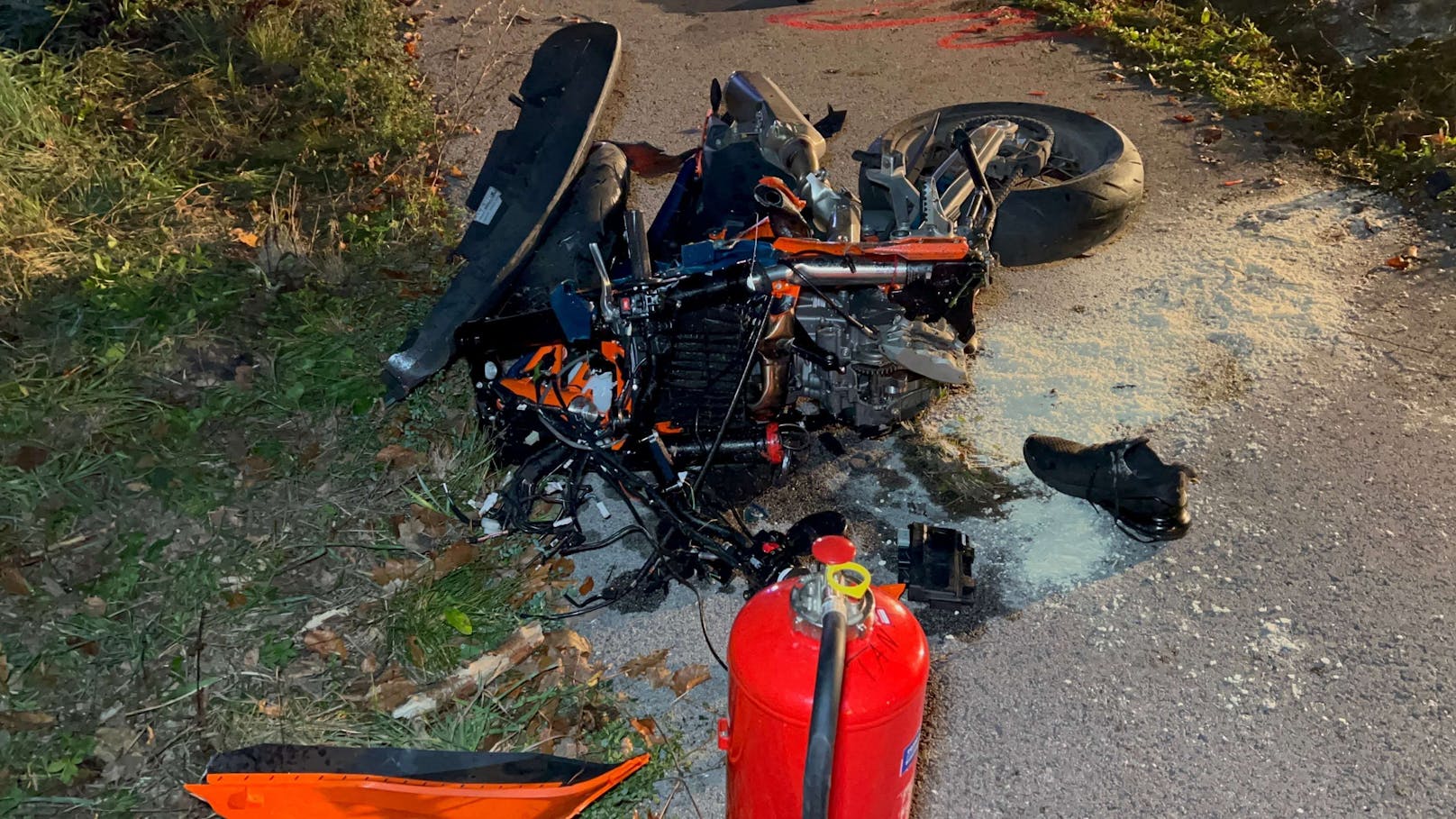 Ein Motorrad kollidierte mit einem Klein-Lkw. Der Motorradfahrer verstarb noch an der Unfallstelle.