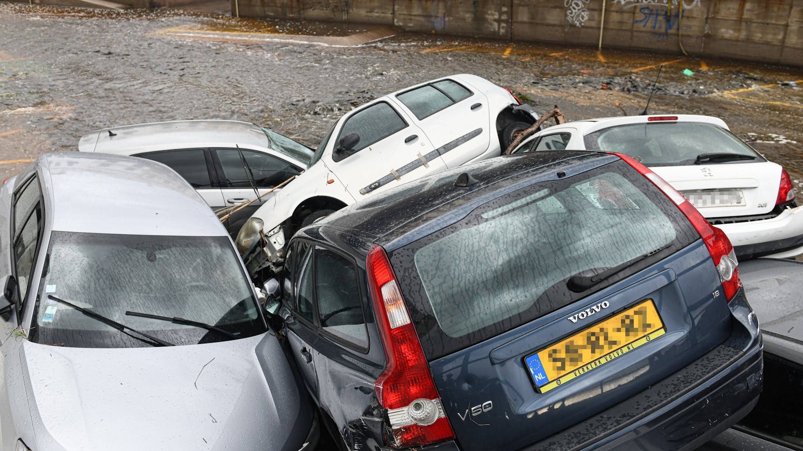 Erneute Sintflut-Regenfälle spülen Dutzende Autos weg