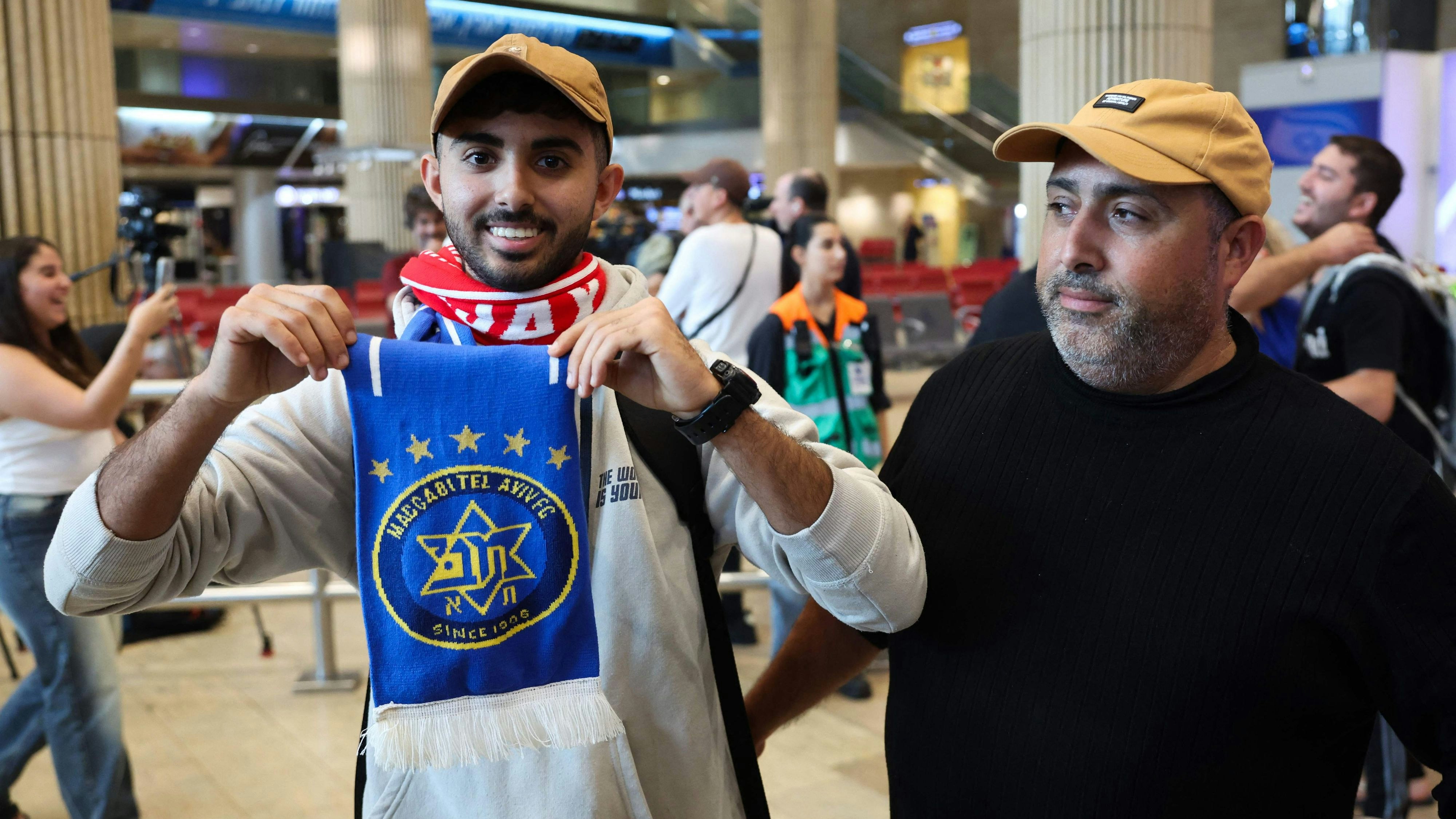 Israelische Fußballfans nach ihrer Rückkehr nach Tel Aviv