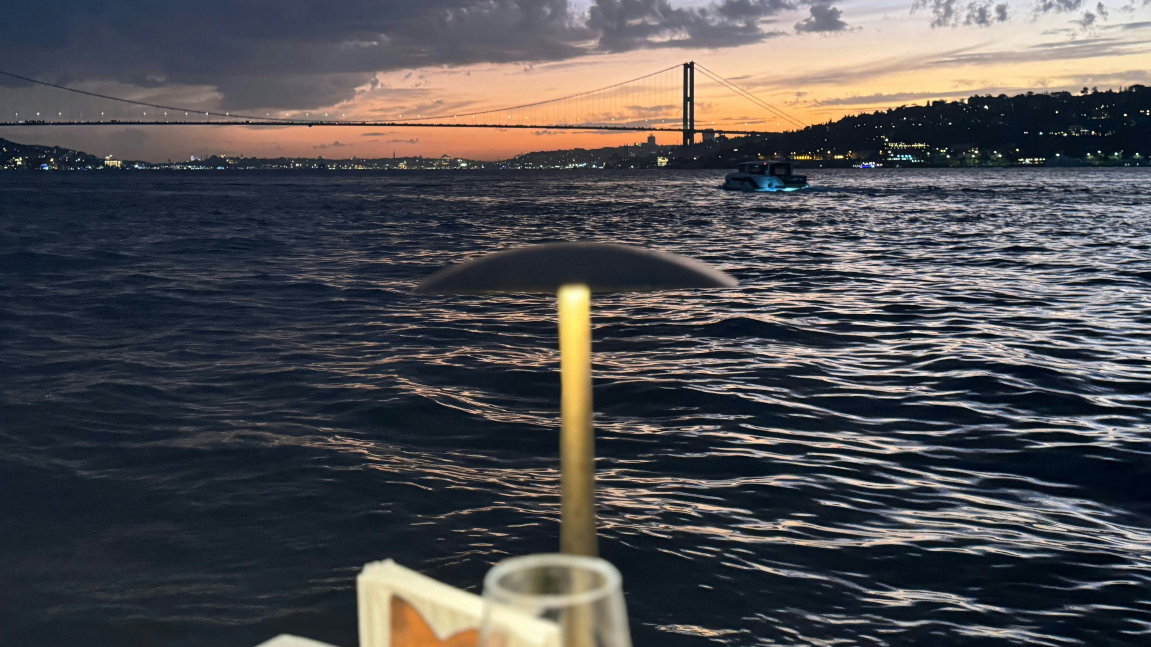 Die Aussicht vom Steinbutt am Tisch über den Bosporus