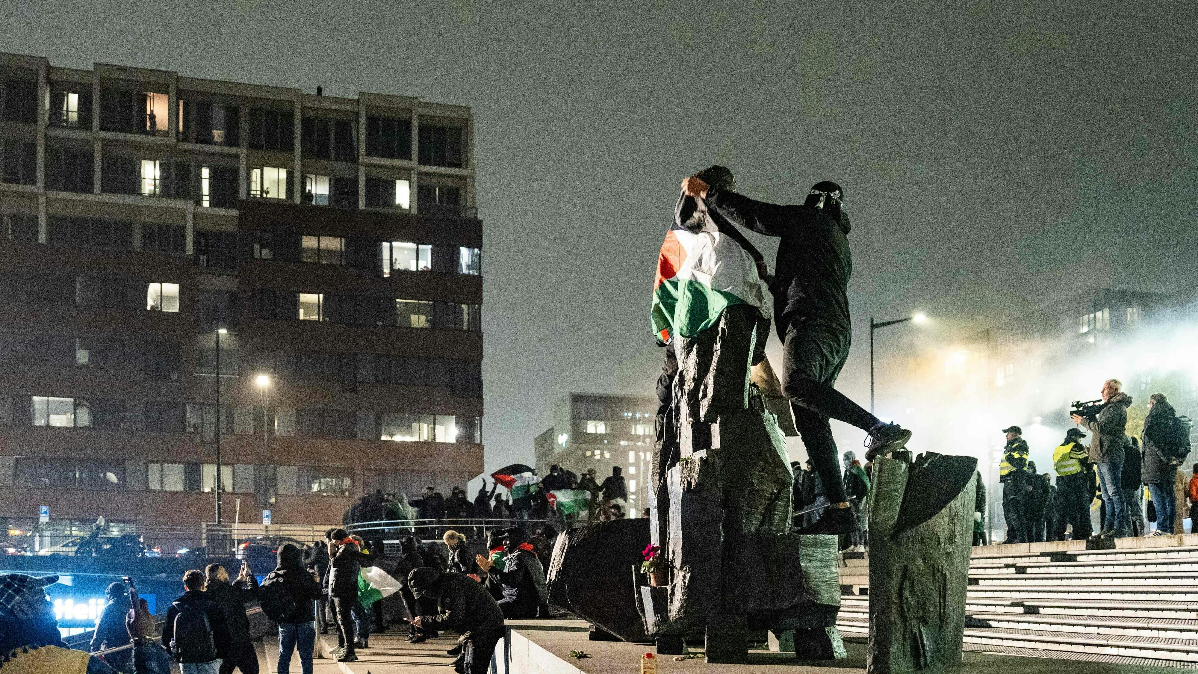 Der Anton de Komplein Platz in der Nähe des Fußballstadions war zunächst das Ziel der Demonstranten. Danach zogen viele von ihnen weiter in die Innenstadt von Amsterdam