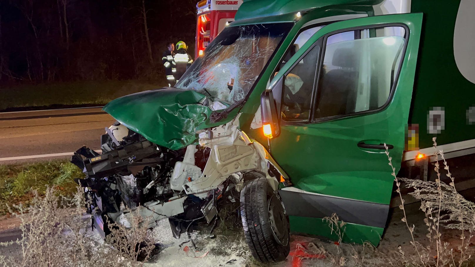 Ein Motorrad kollidierte mit einem Klein-Lkw. Der Motorradfahrer verstarb noch an der Unfallstelle.