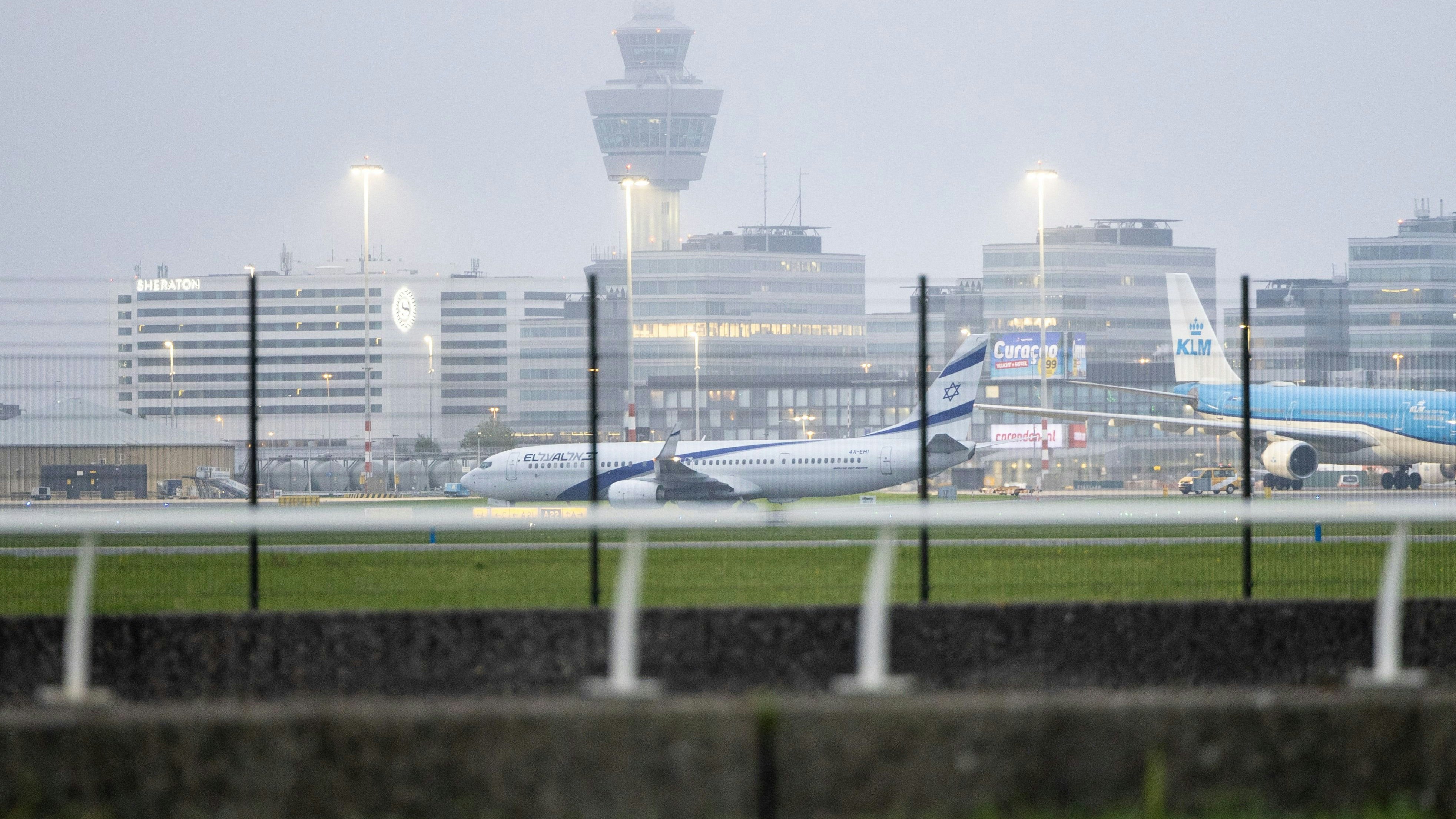 Israels Premier Netanjahu hat am Freitag Flugzeuge der Airline "El Al" zur Rettung der Fans nach Amsterdam geschickt.