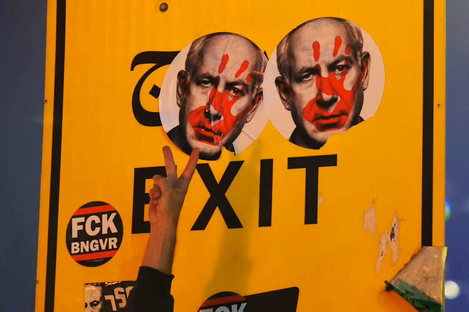 Nach Galants Entlassung vom Dienstag gingen Tausende Menschen in Israel gegen die Regierung auf die Straße.