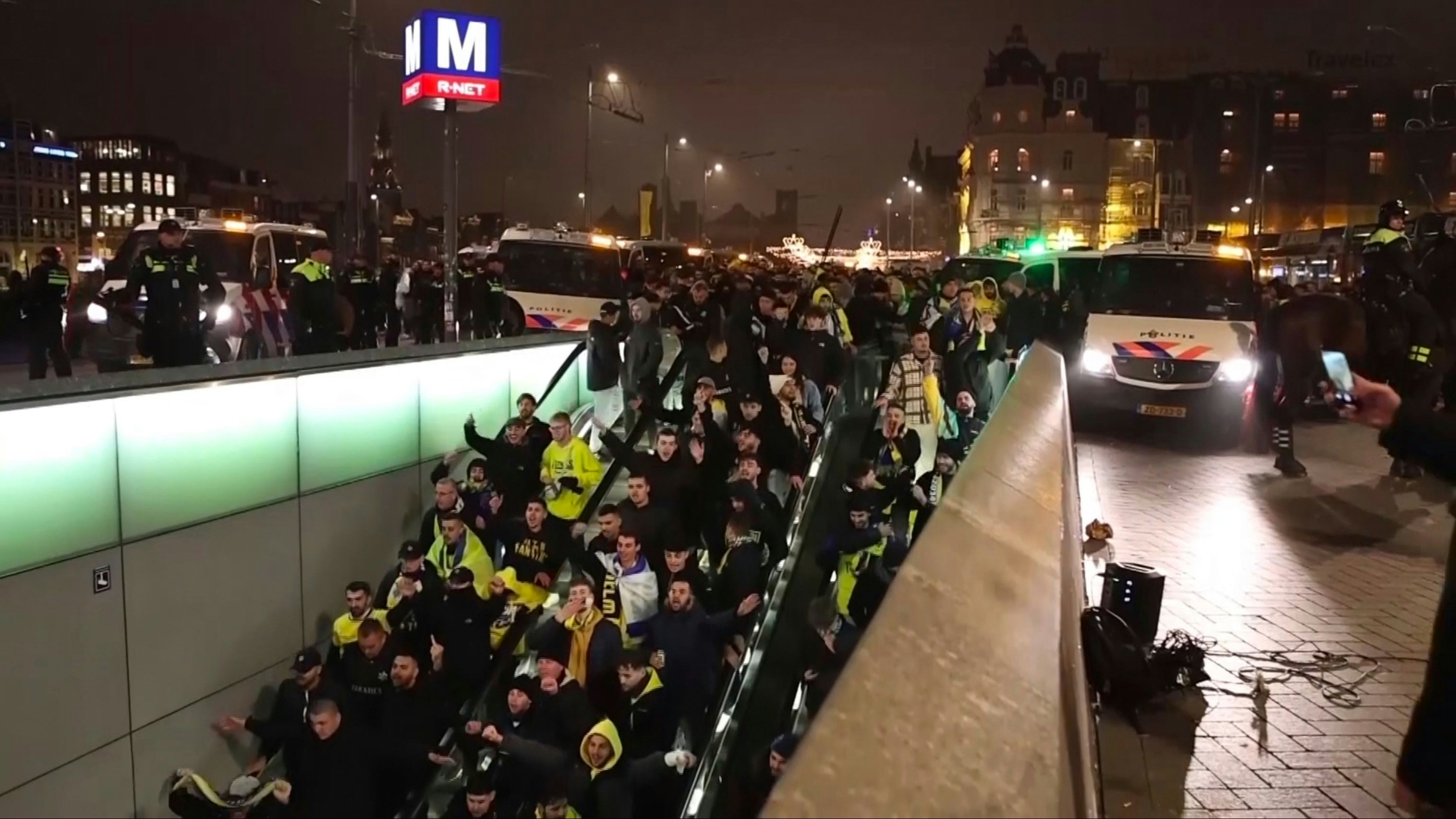 Vor dem Match: Die Polizei eskortierte Maccabi-Fans in die U-Bahn, mit der es zum Stadion geht