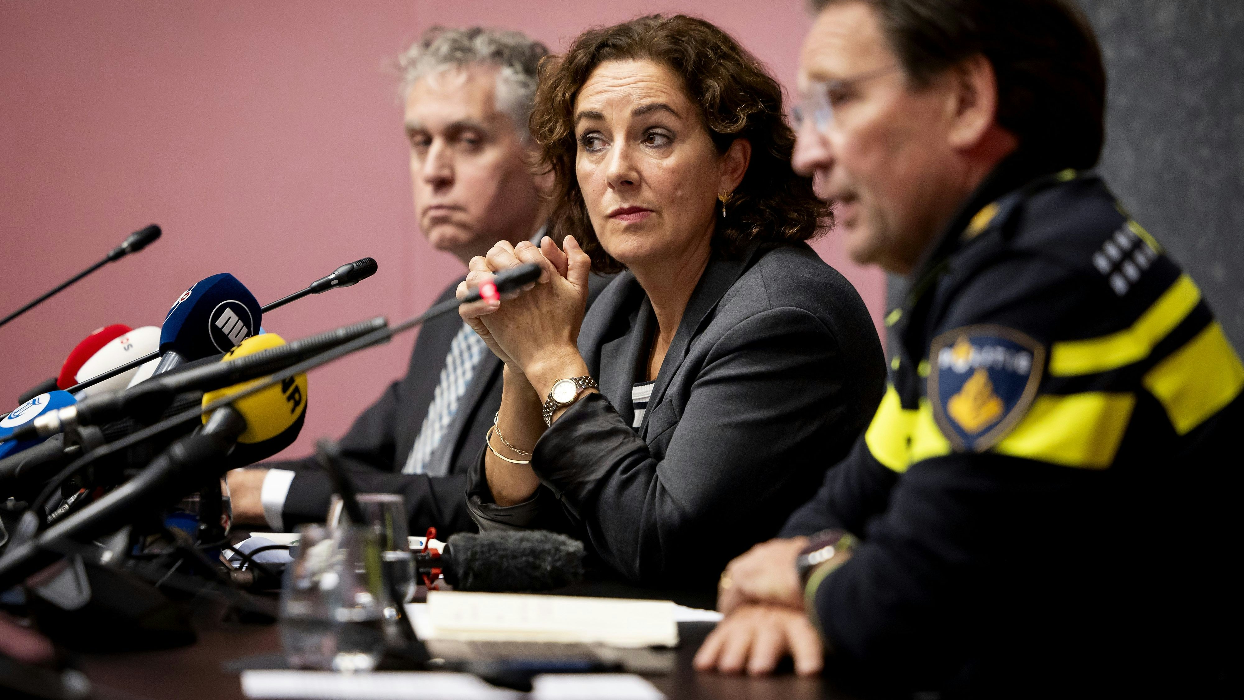 Betretene Gesichter am Tag danach: Generalstaatsanwalt René de Beukelaer, Amsterdams Bürgermeisterin Femke Halsema und Amsterdams Polizeichef Peter Holla bei einer gemeinsamen Pressekonferenz (v. l.)