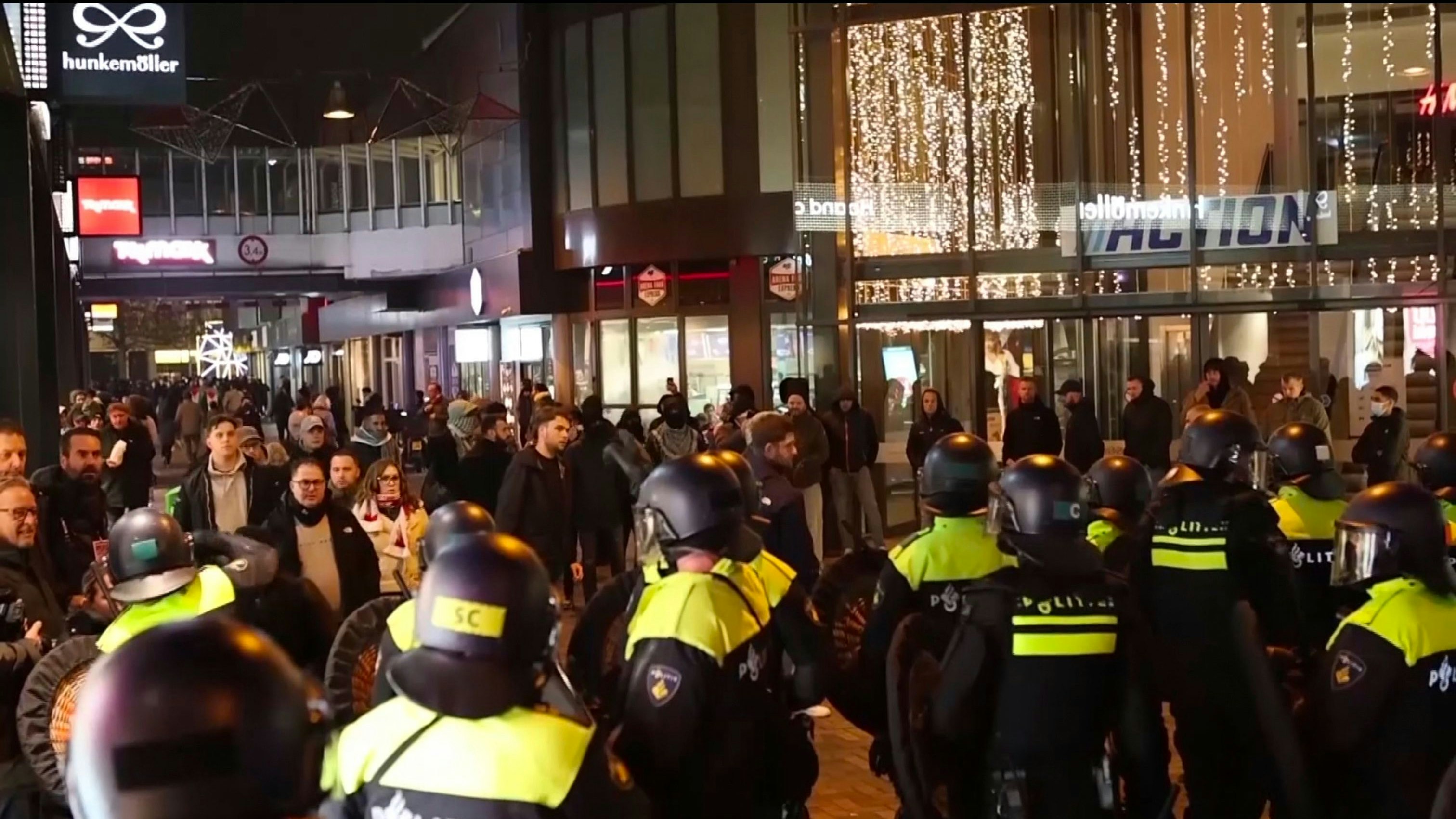 Die Polizei versuchte, die israelischen Fans und die pro-palästinensischen Demonstranten voneinander fernzuhalten