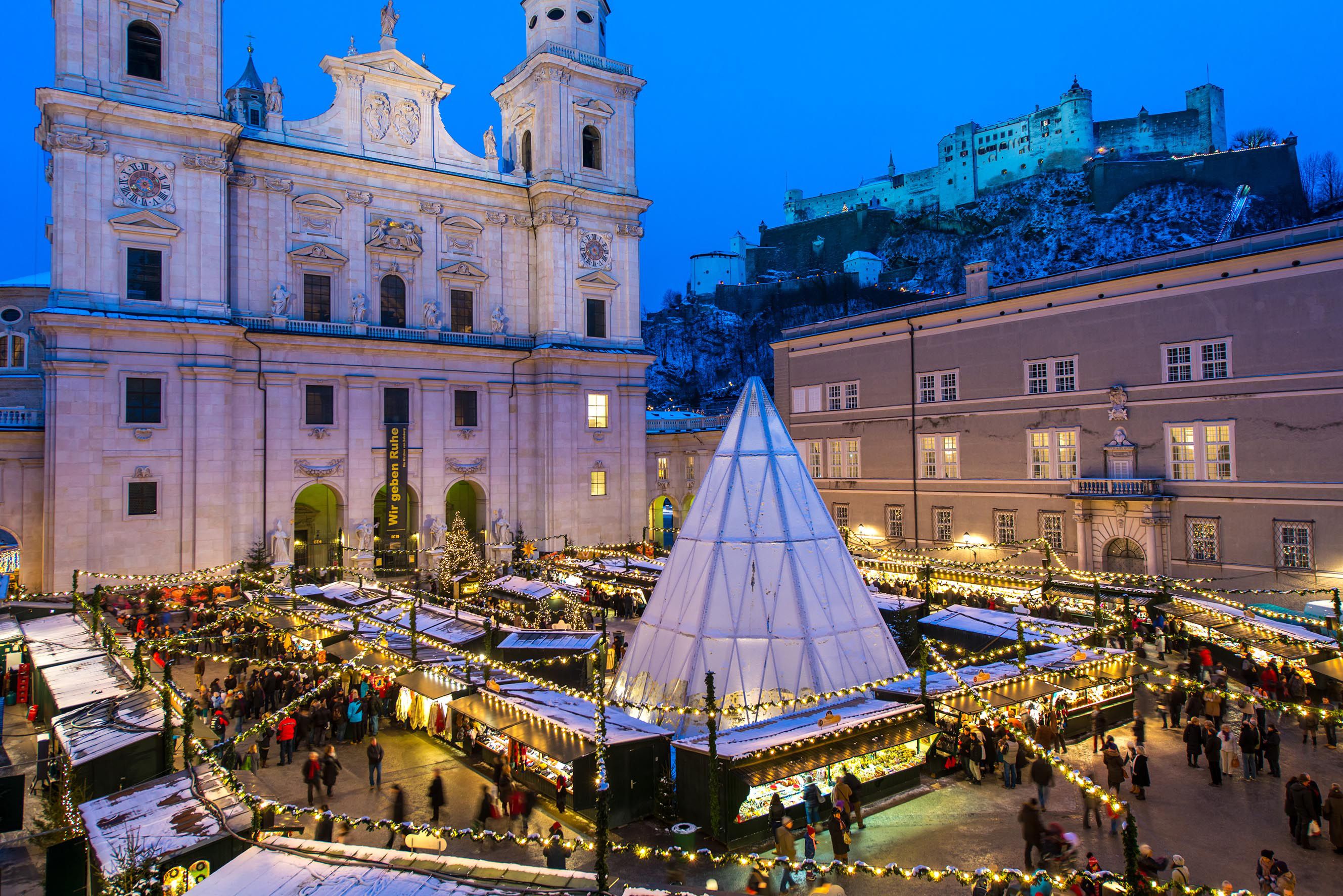 Salzburger Christkindlmarkt am Domplatz mit Festungsblick