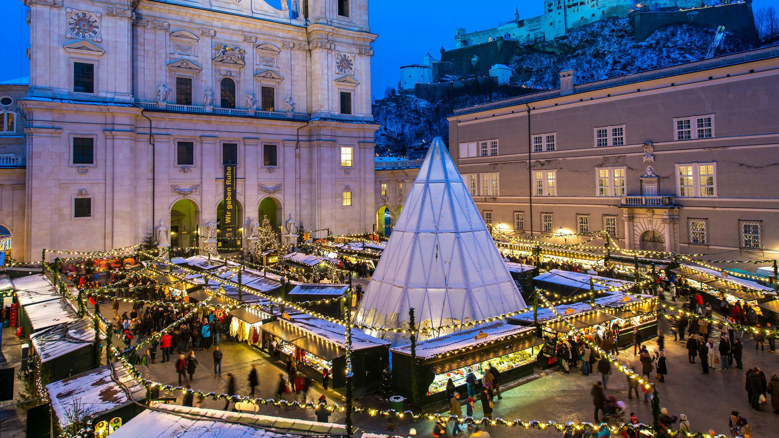Salzburger Christkindlmarkt am Domplatz mit Festungsblick