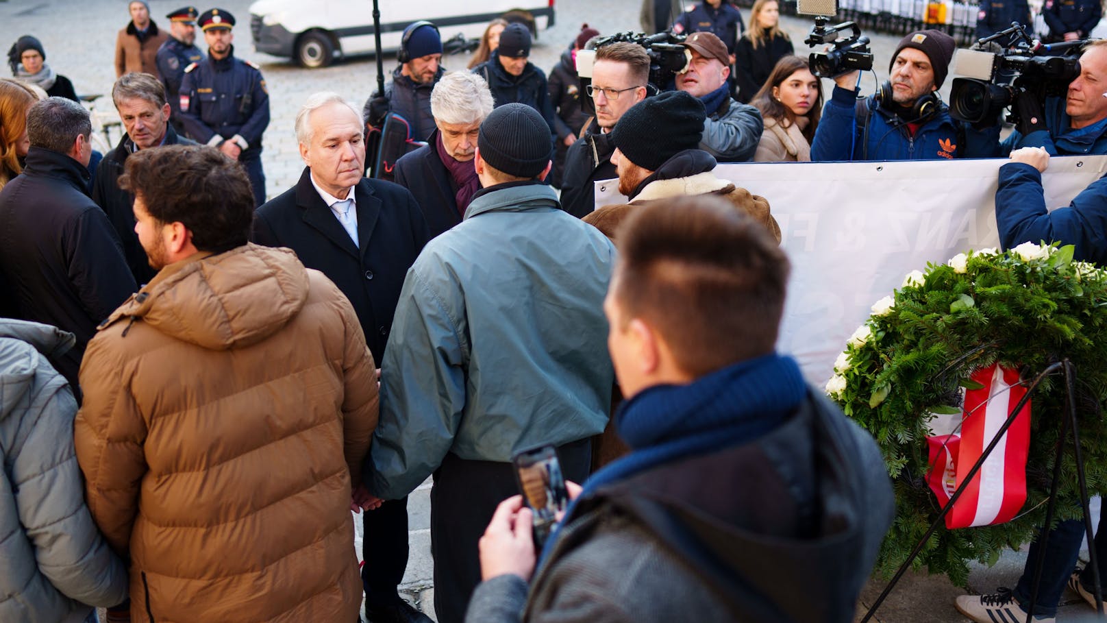 Der Protest verlief friedlich, Rosenkranz tönte aber bei seinem Abgang anders: "Als Zeichen meines guten Willens, ...werde ich mich Ihrer Gewalt beugen."